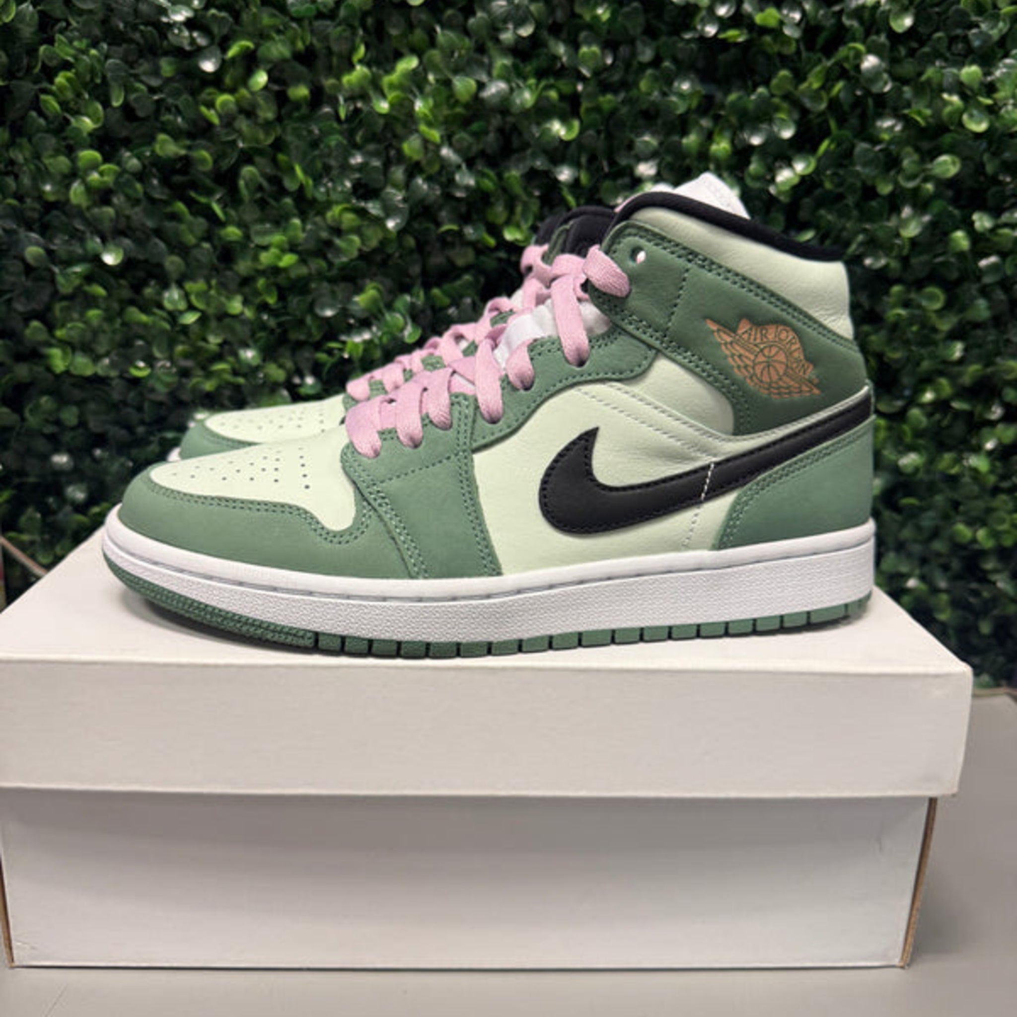 Jordan 1 Mid “Dutch Green” Size 7.5W / 6Y Preowned