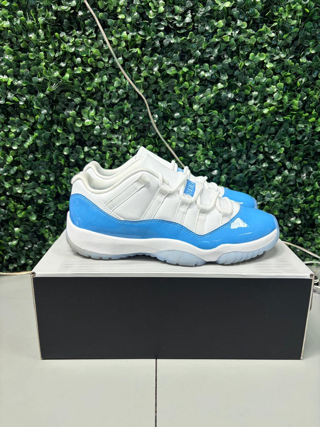 Jordan 11 Retro Low "University Blue" Size 9.5 Preowned