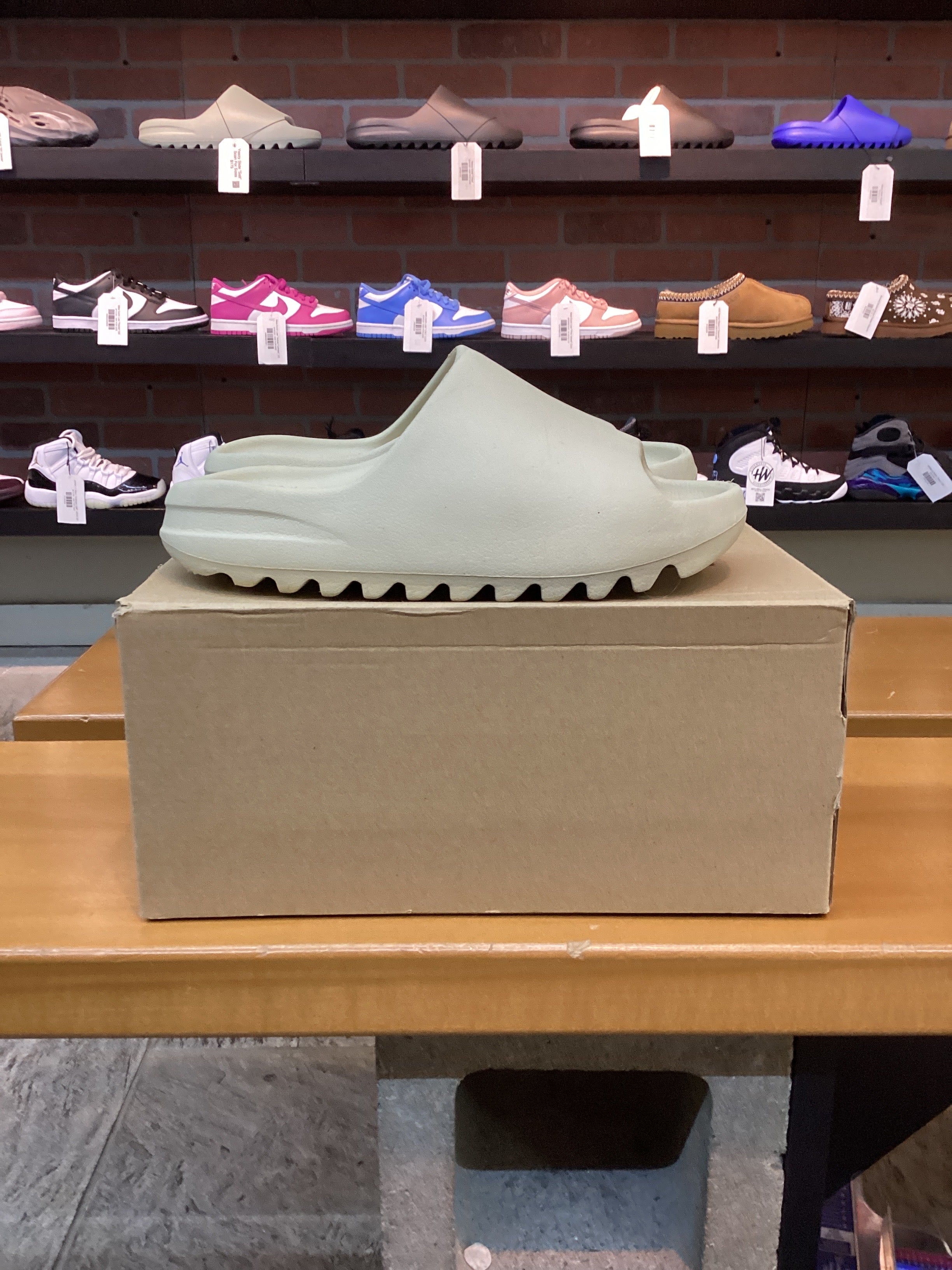 Yeezy Slide “Bone” Size 6 Preowned