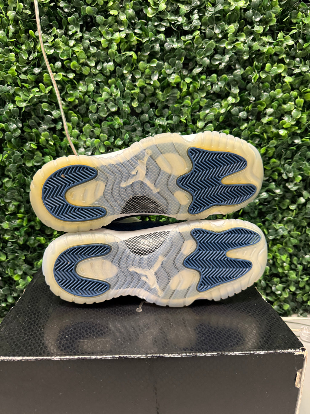 Jordan 11 Low "Navy Snakeskin" Size 6.5Y Preowned
