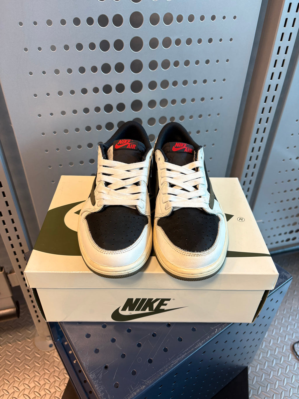 Jordan 1 Low x Travis Scott “Olive” Size 7M/8.5W Preowned