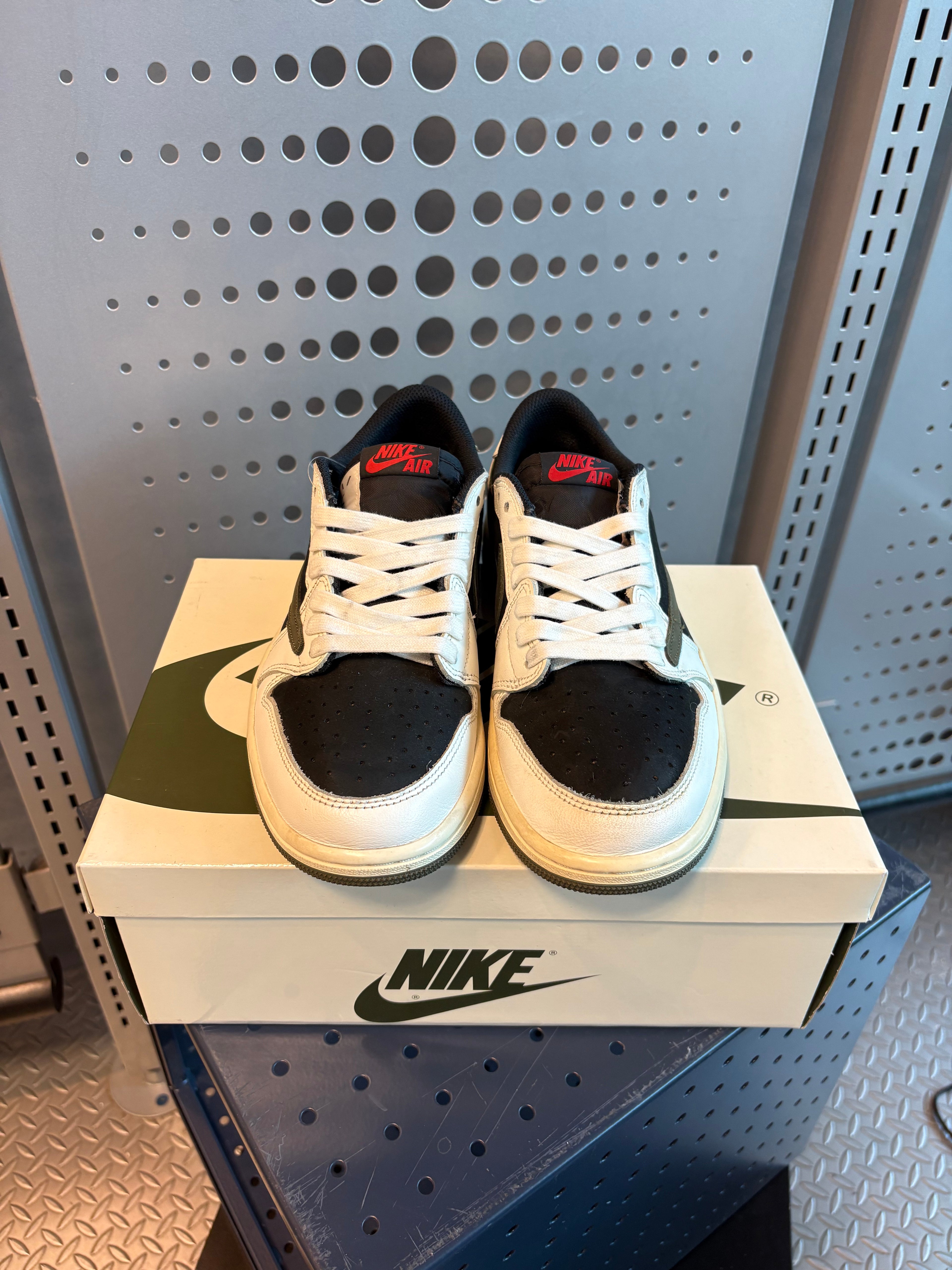 Jordan 1 Low x Travis Scott “Olive” Size 7M/8.5W Preowned