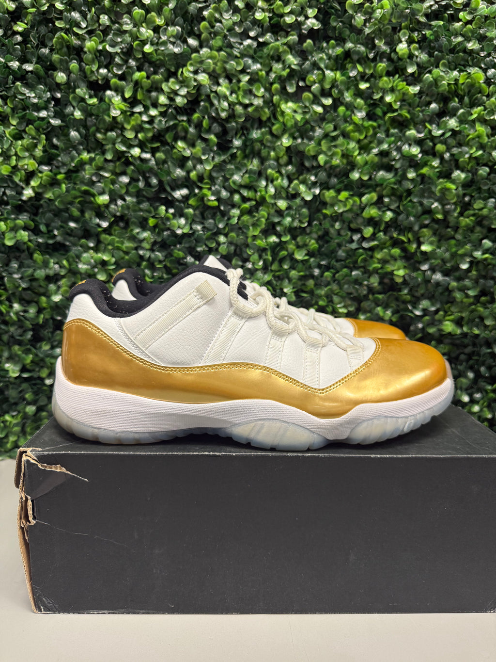 Jordan 11 Low "Closing Ceremony" Size 11 Preowned