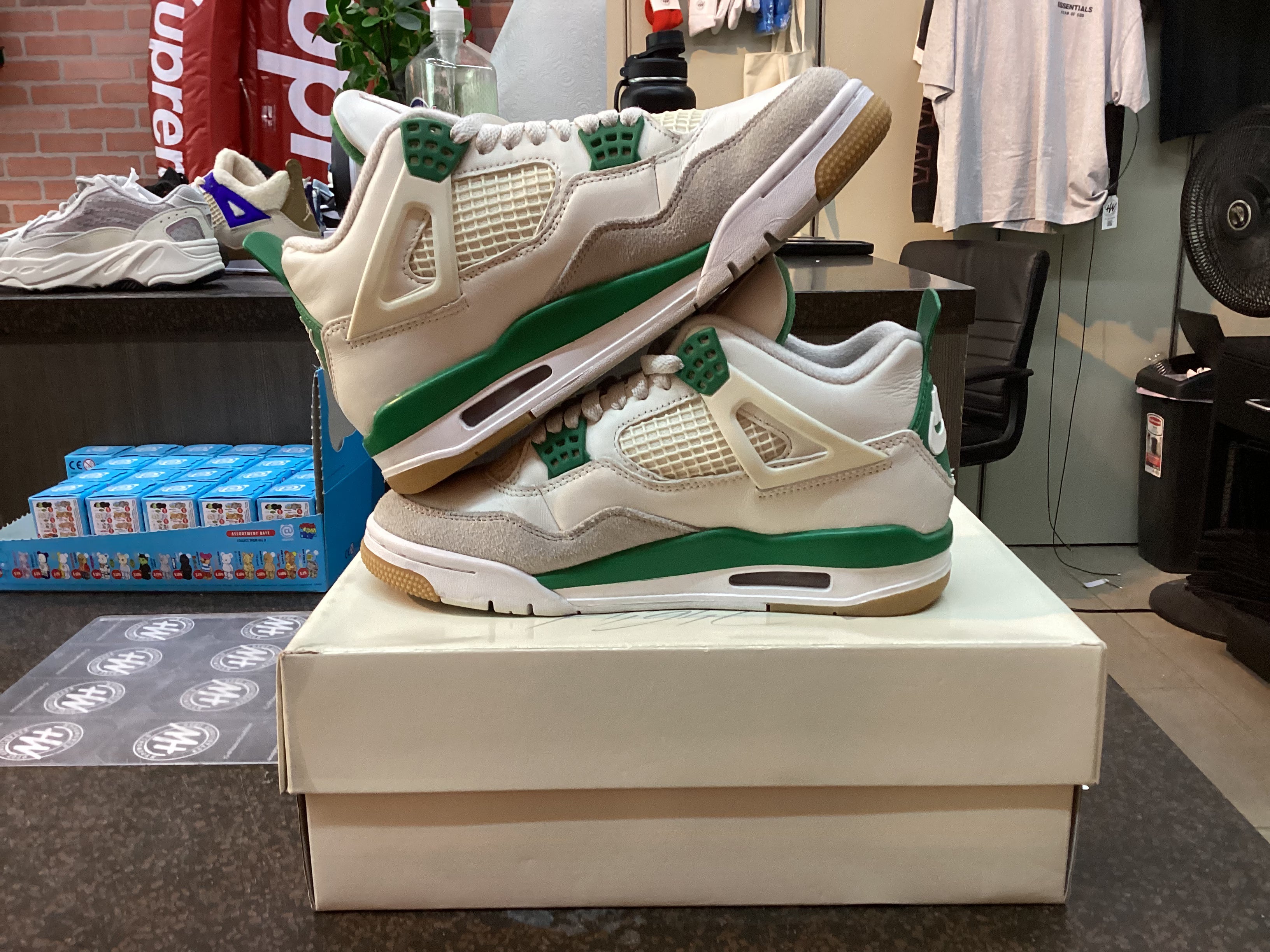 Nike SB x Jordan 4 "Pine Green" Size 6 Preowned