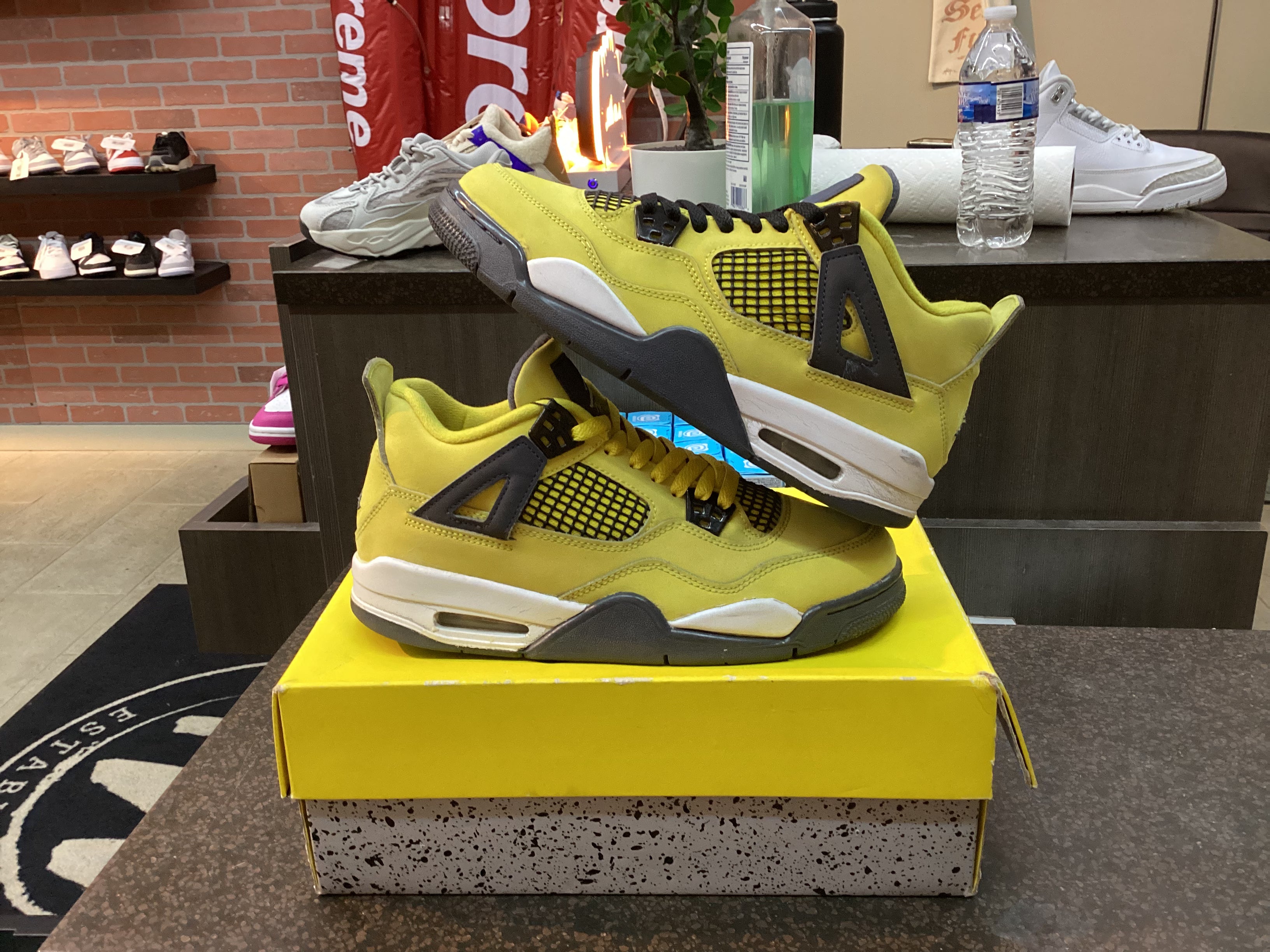 Jordan 4 "Lightning" GS Size 7Y Preowned