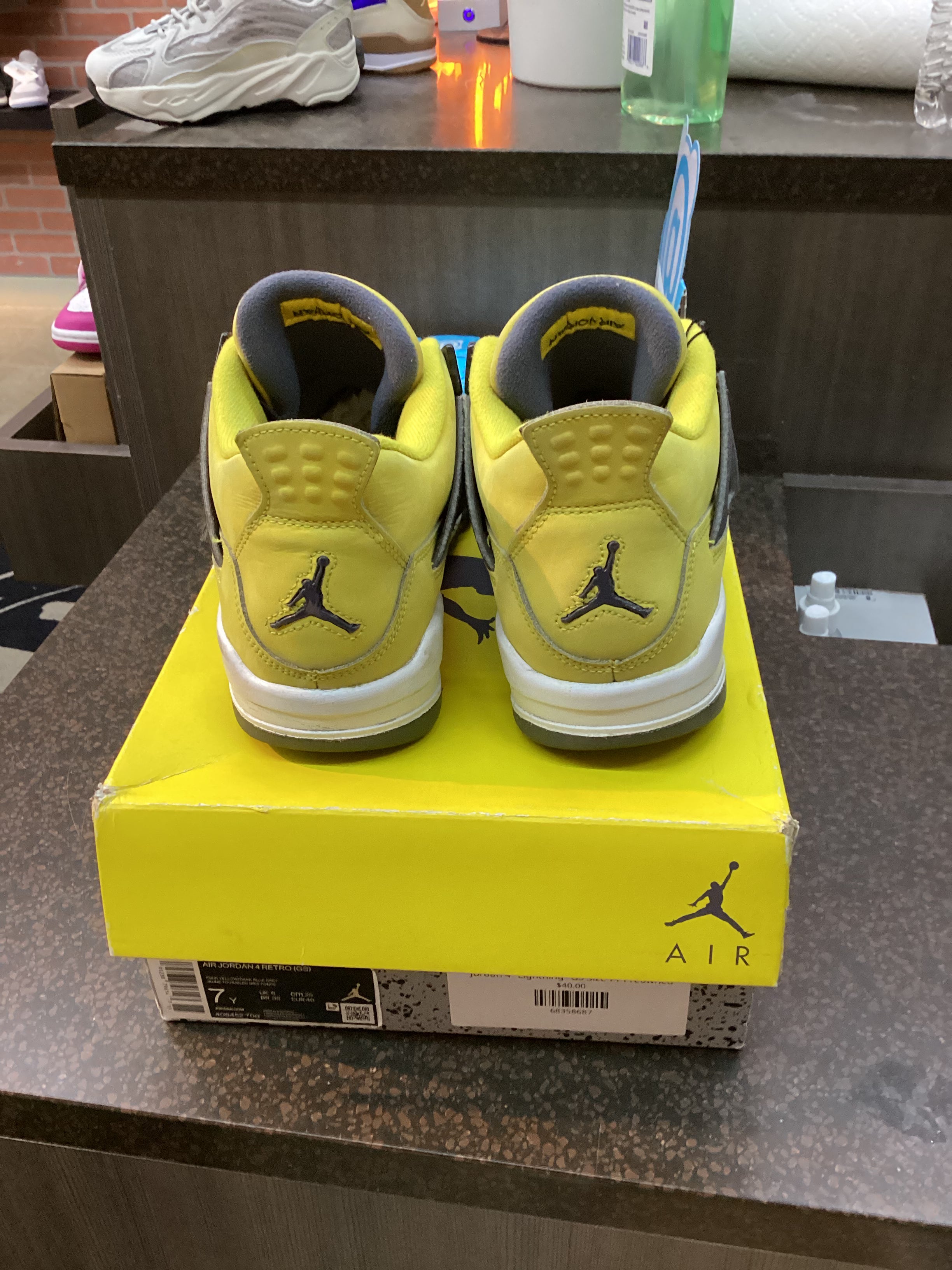 Jordan 4 "Lightning" GS Size 7Y Preowned