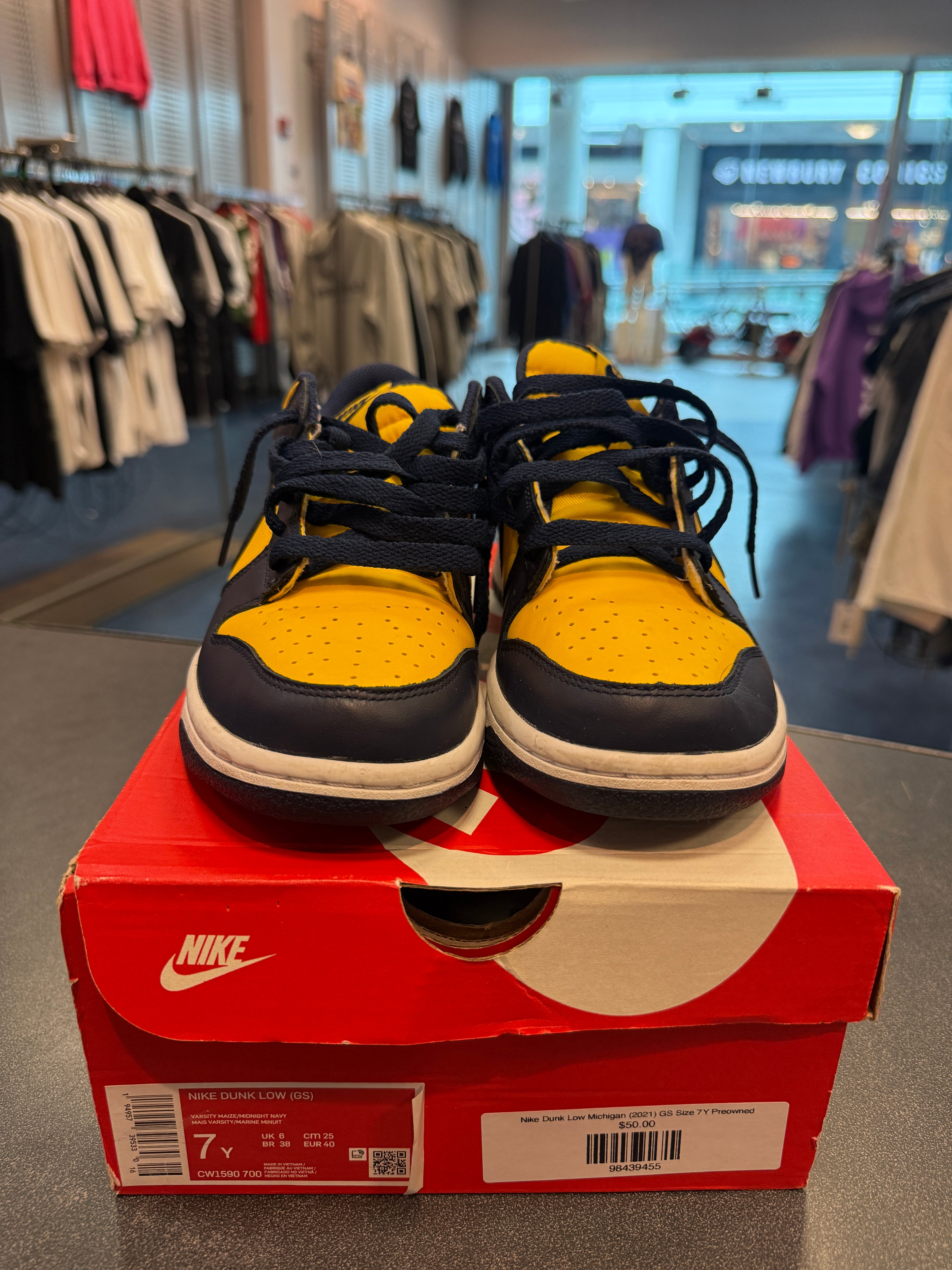 Nike Dunk Low Michigan (2021) GS Size 7Y Preowned