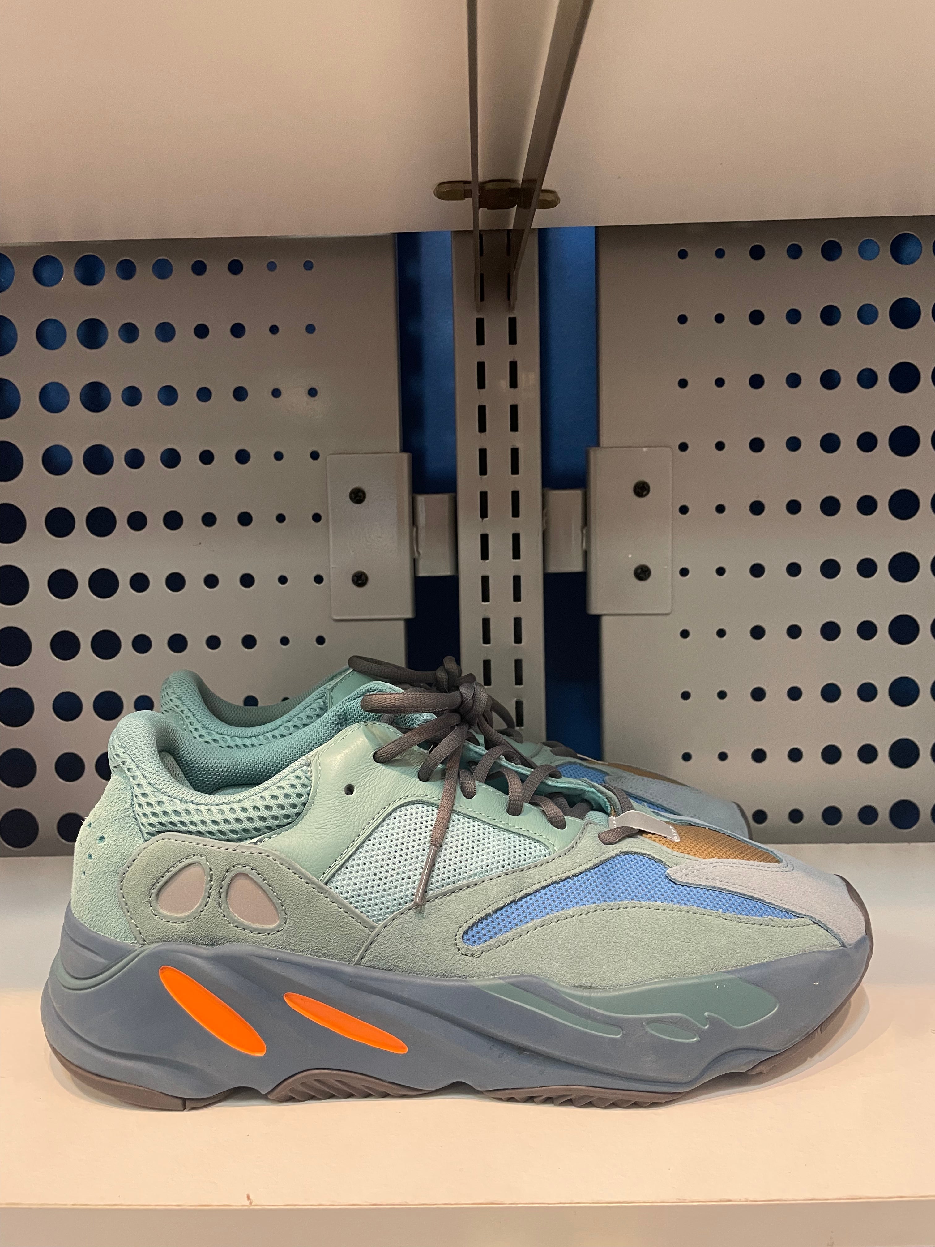 yeezy 700 "faded azure" preowned size 12