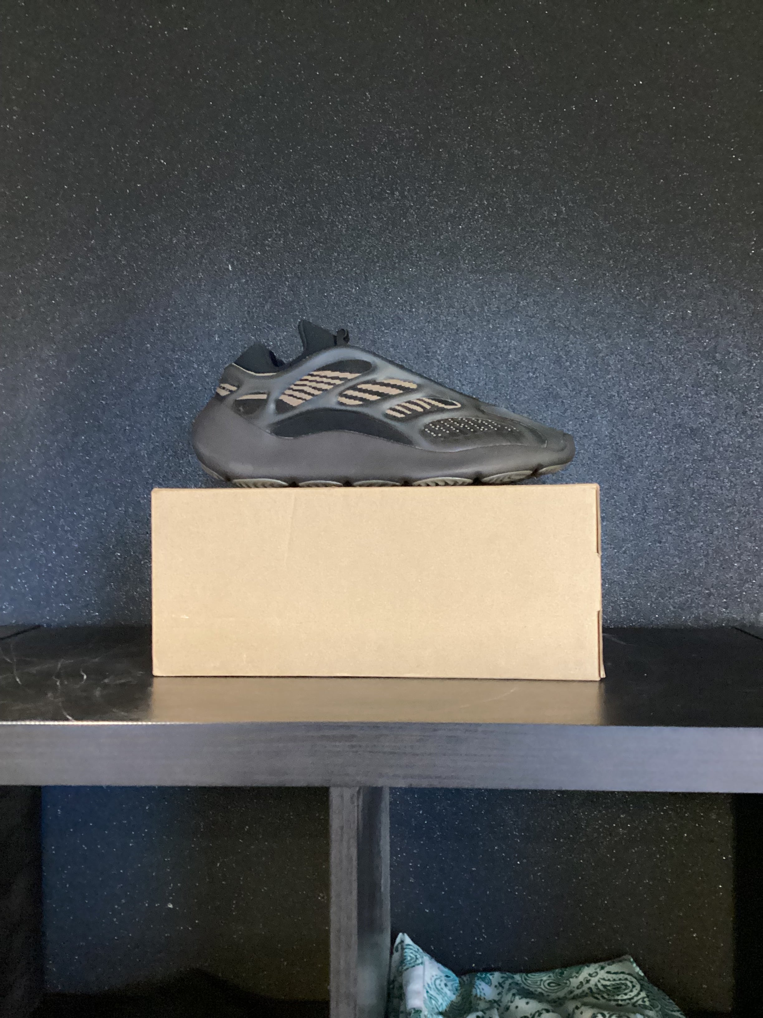 Yeezy 700 Clay Brown Size 9.5 Preowned