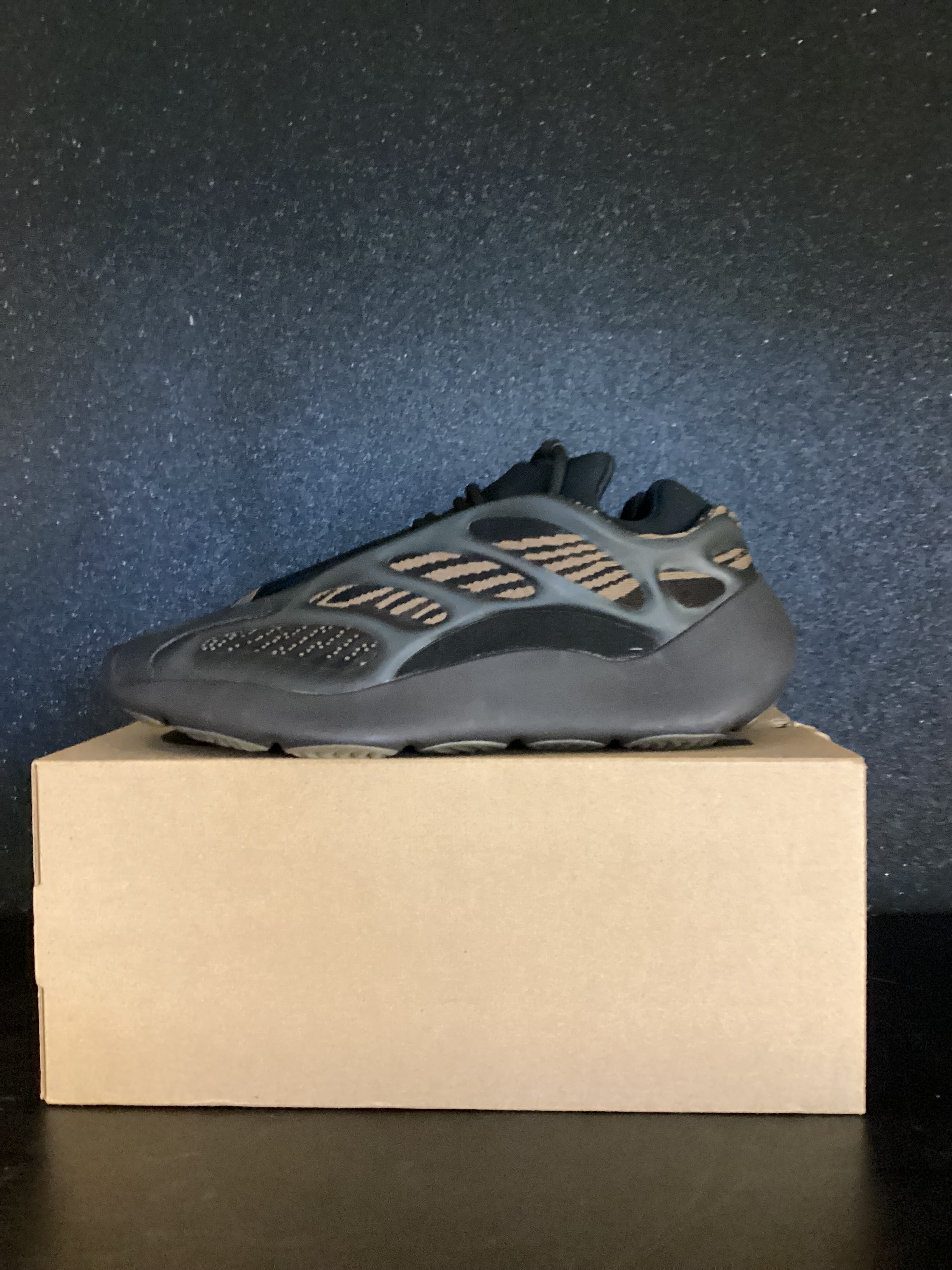 Yeezy 700 Clay Brown Size 9.5 Preowned