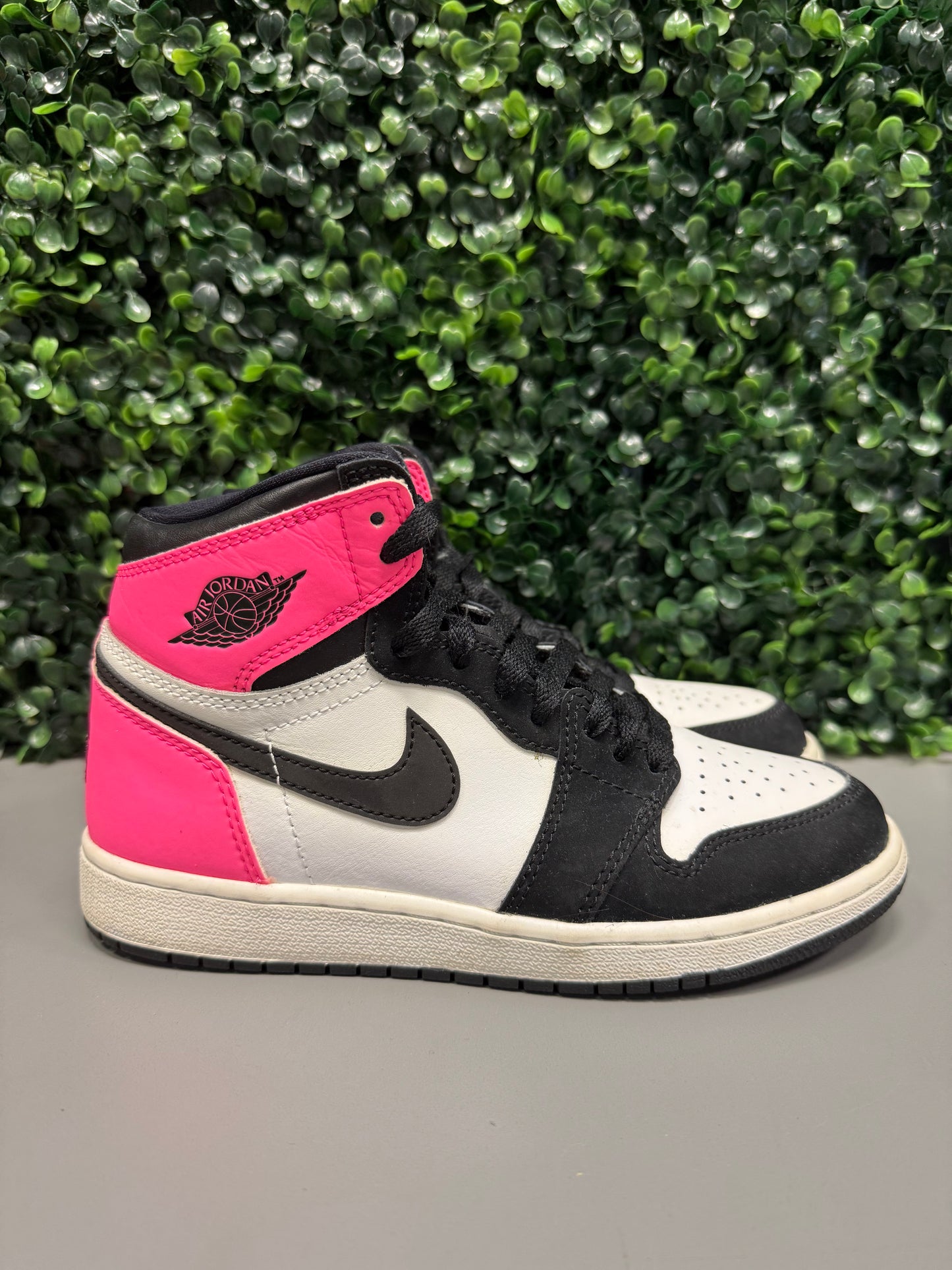 Jordan 1 High "Valentines Day" Size 4Y Preowned