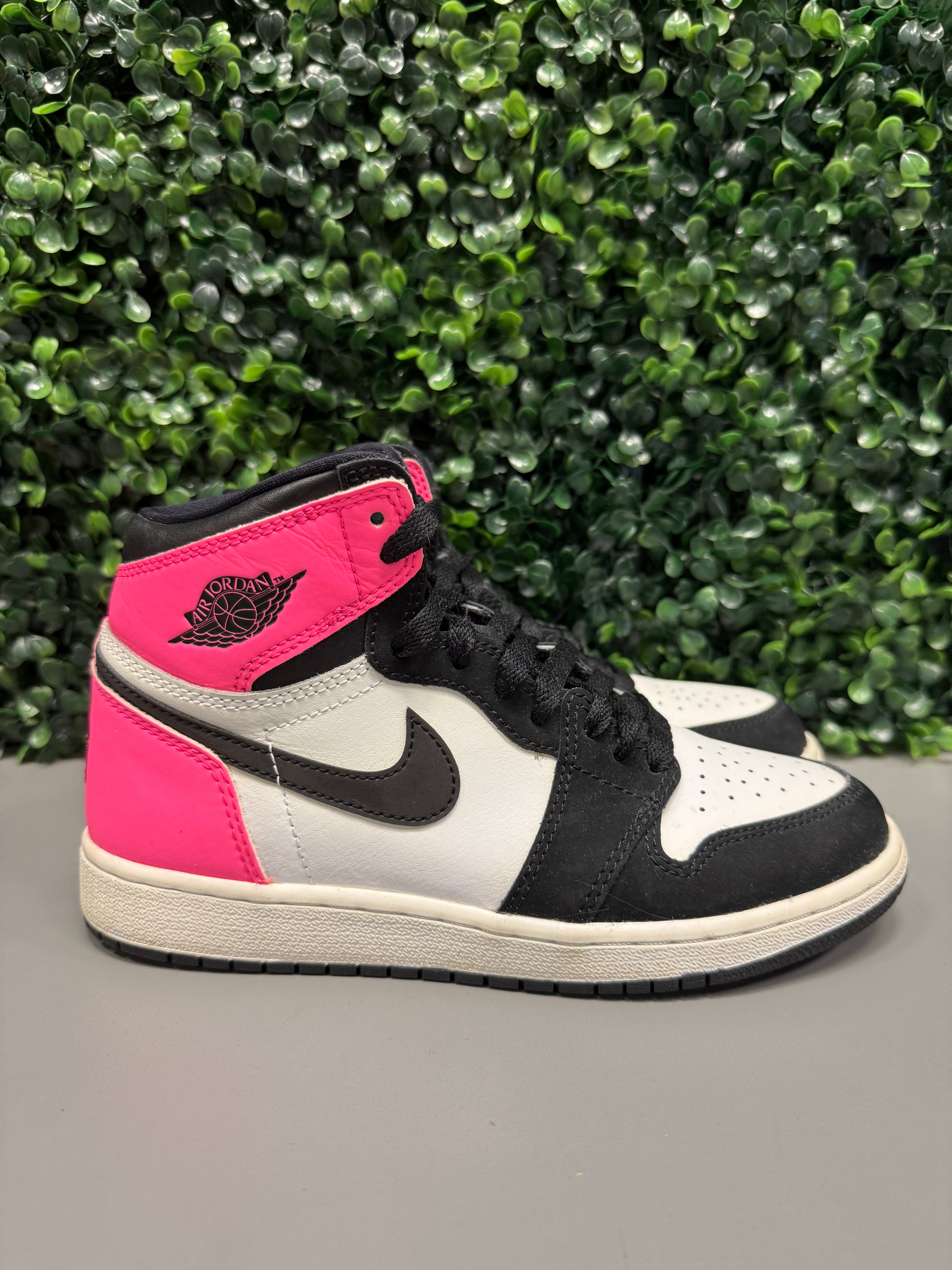Jordan 1 High "Valentines Day" Size 4Y Preowned