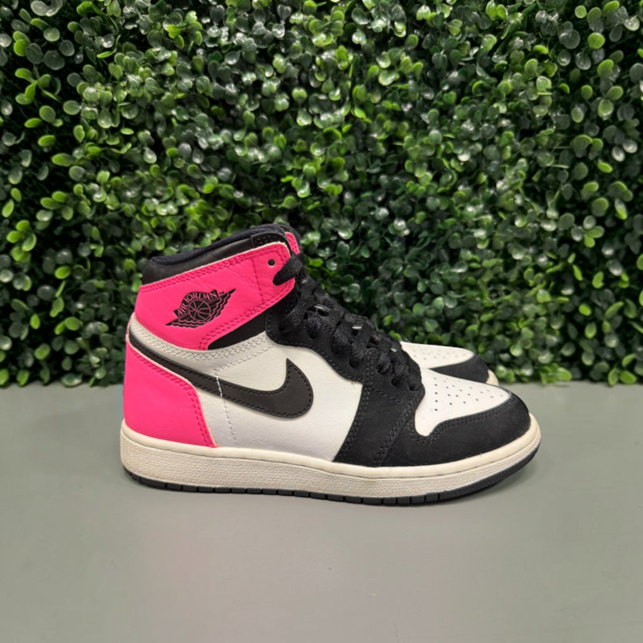 Jordan 1 High "Valentines Day" Size 4Y Preowned