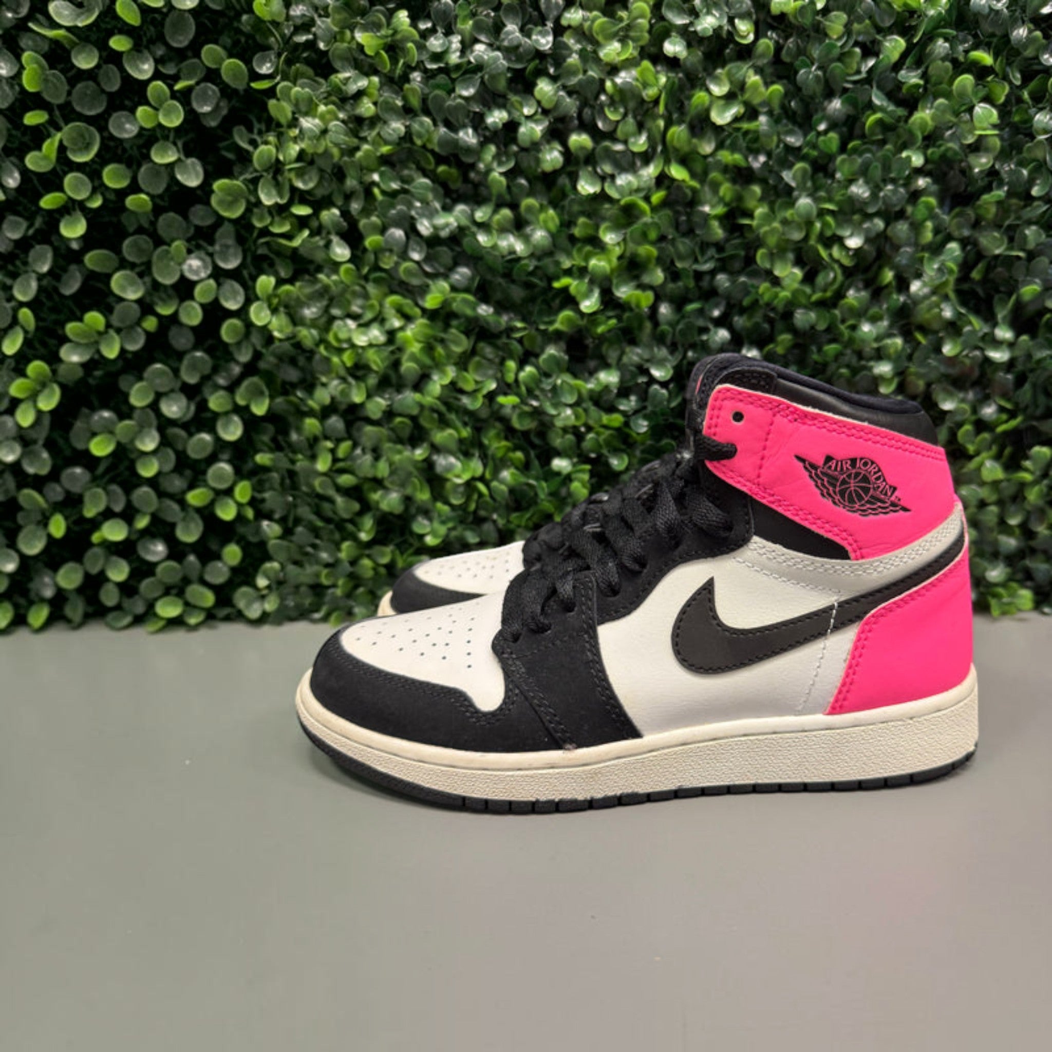 Jordan 1 High "Valentines Day" Size 4Y Preowned