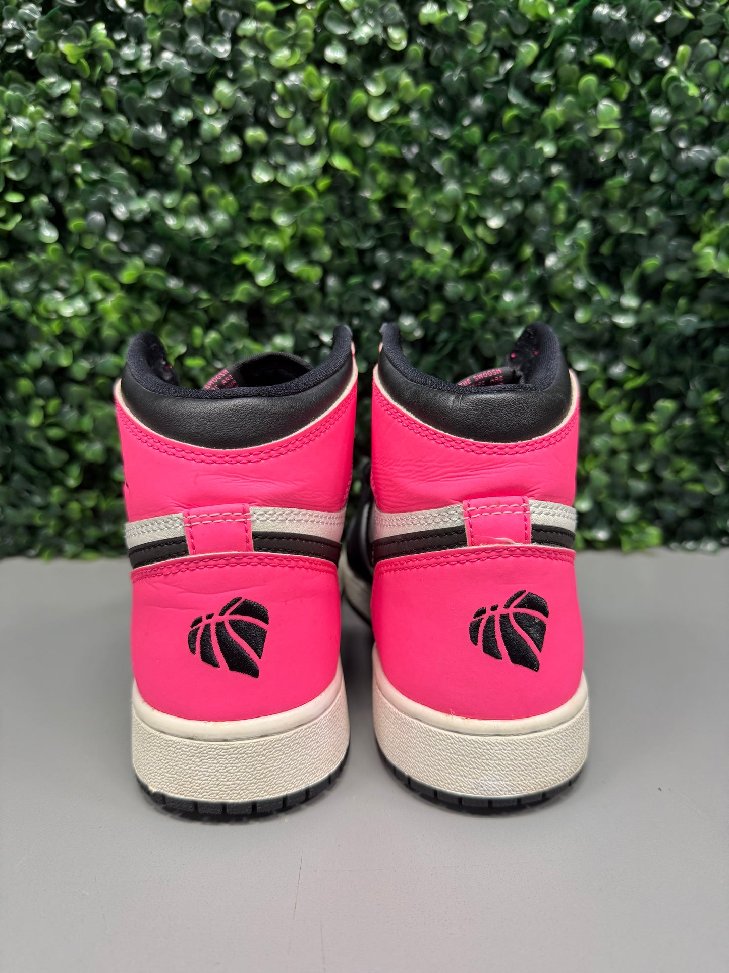 Jordan 1 High "Valentines Day" Size 4Y Preowned