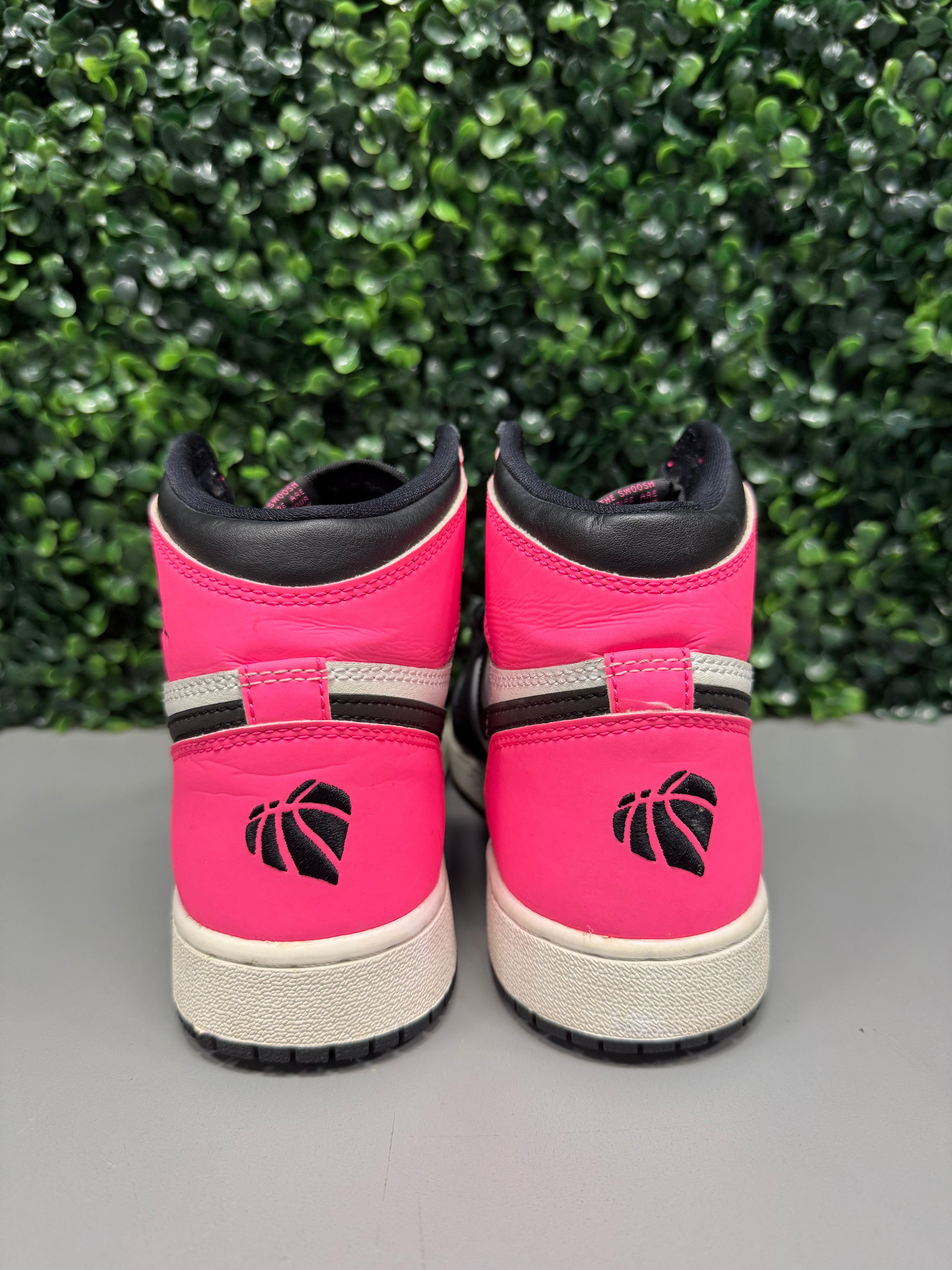 Jordan 1 High "Valentines Day" Size 4Y Preowned