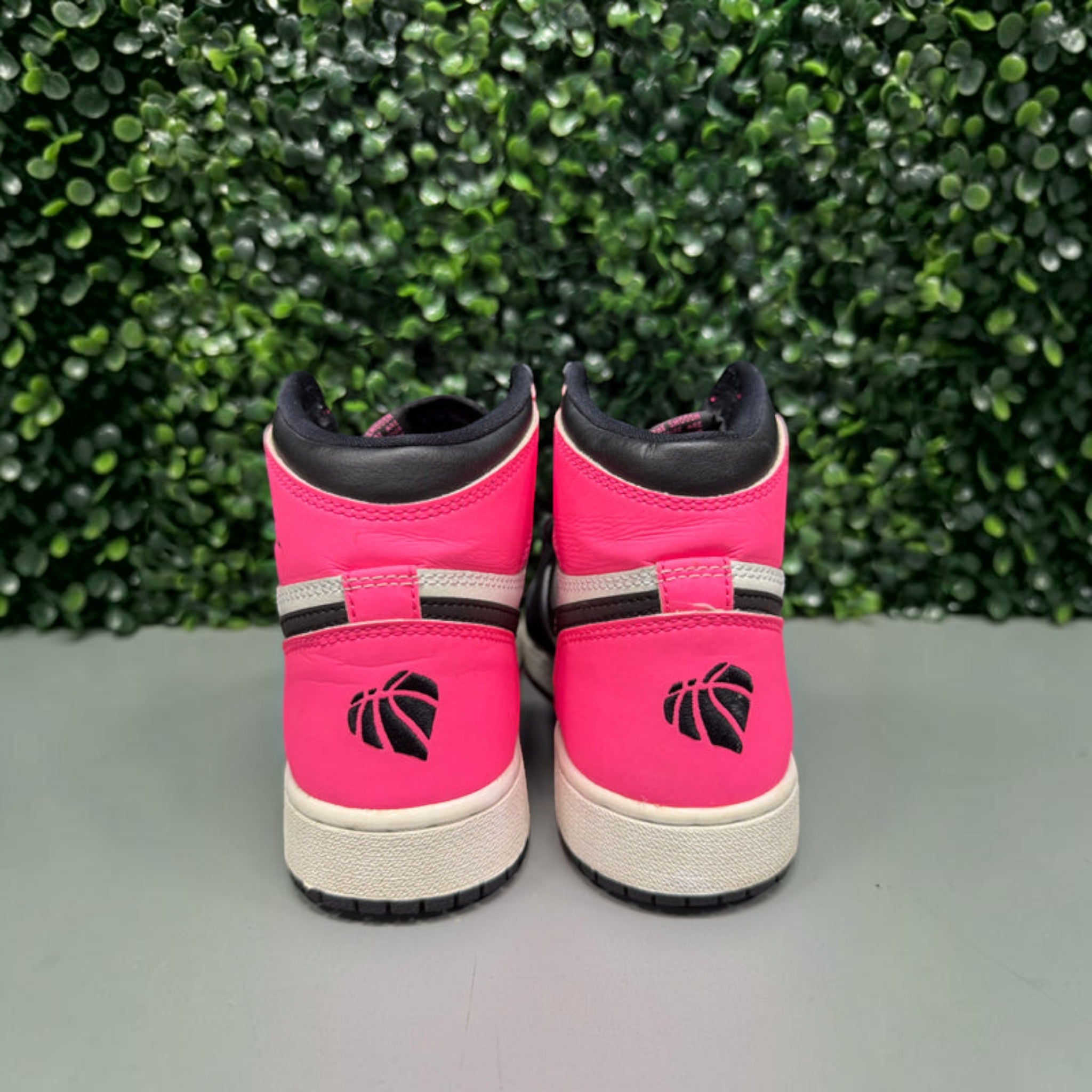 Jordan 1 High "Valentines Day" Size 4Y Preowned