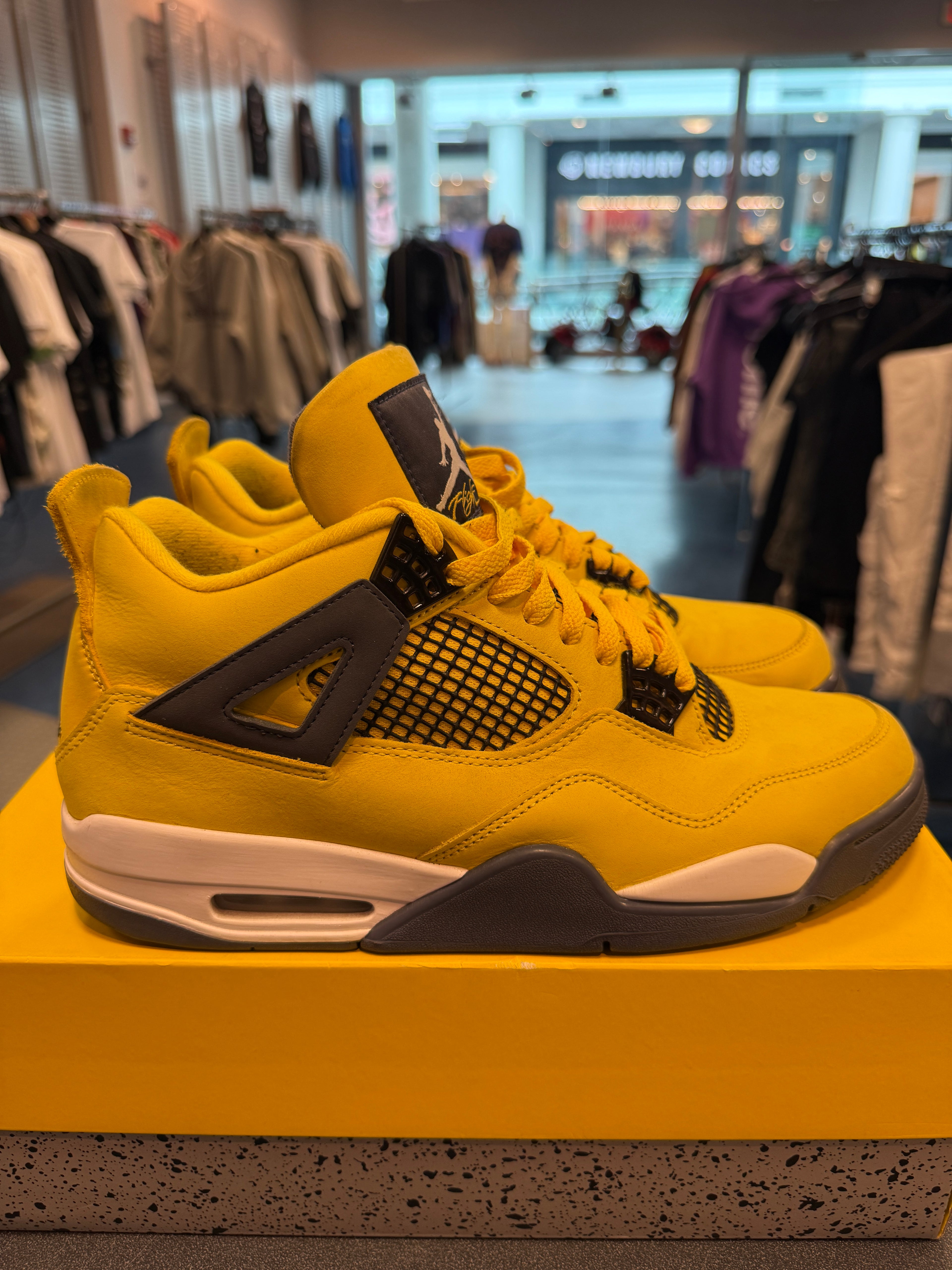 Jordan 4 Retro "Lightning" Size 11 Preowned