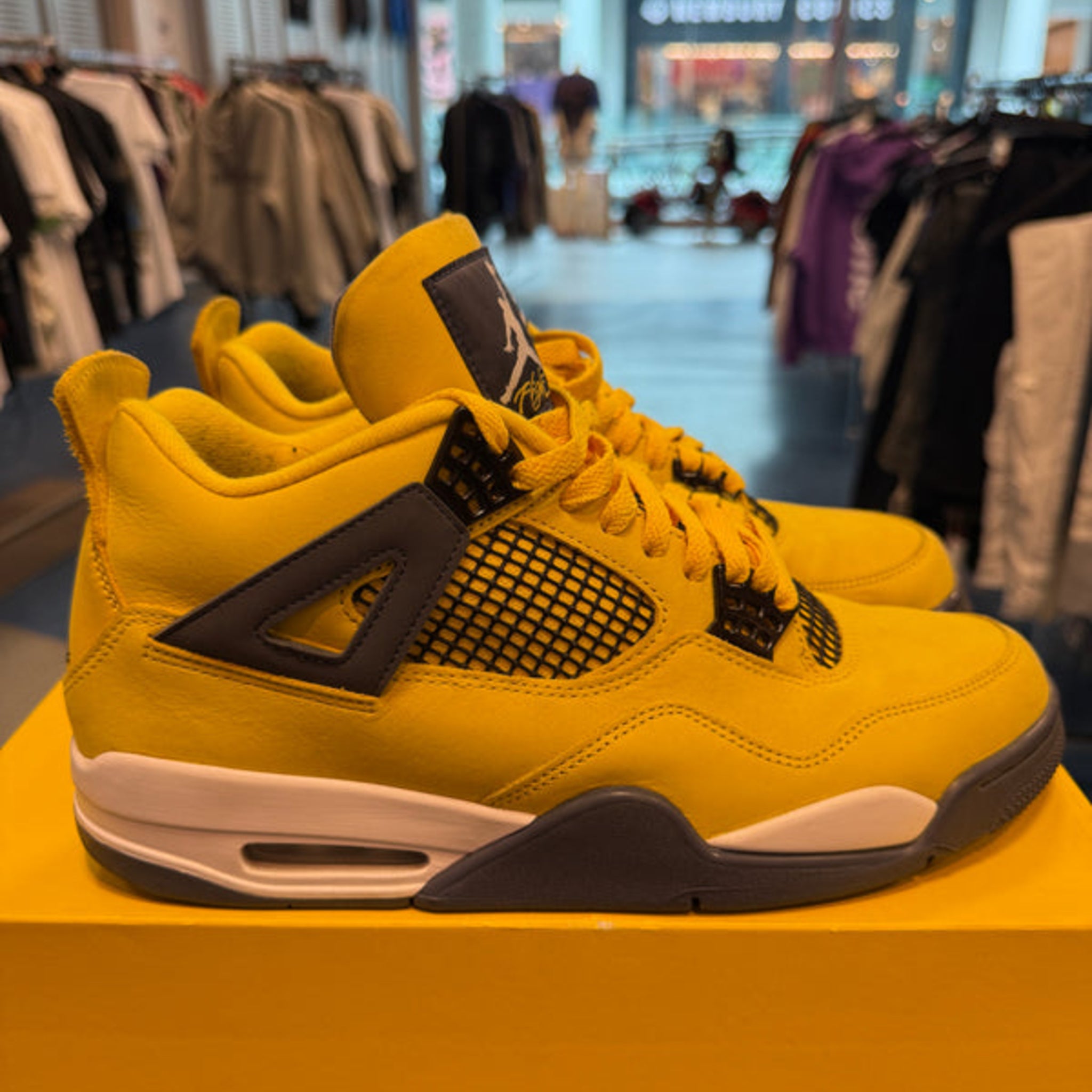 Jordan 4 Retro "Lightning" Size 11 Preowned