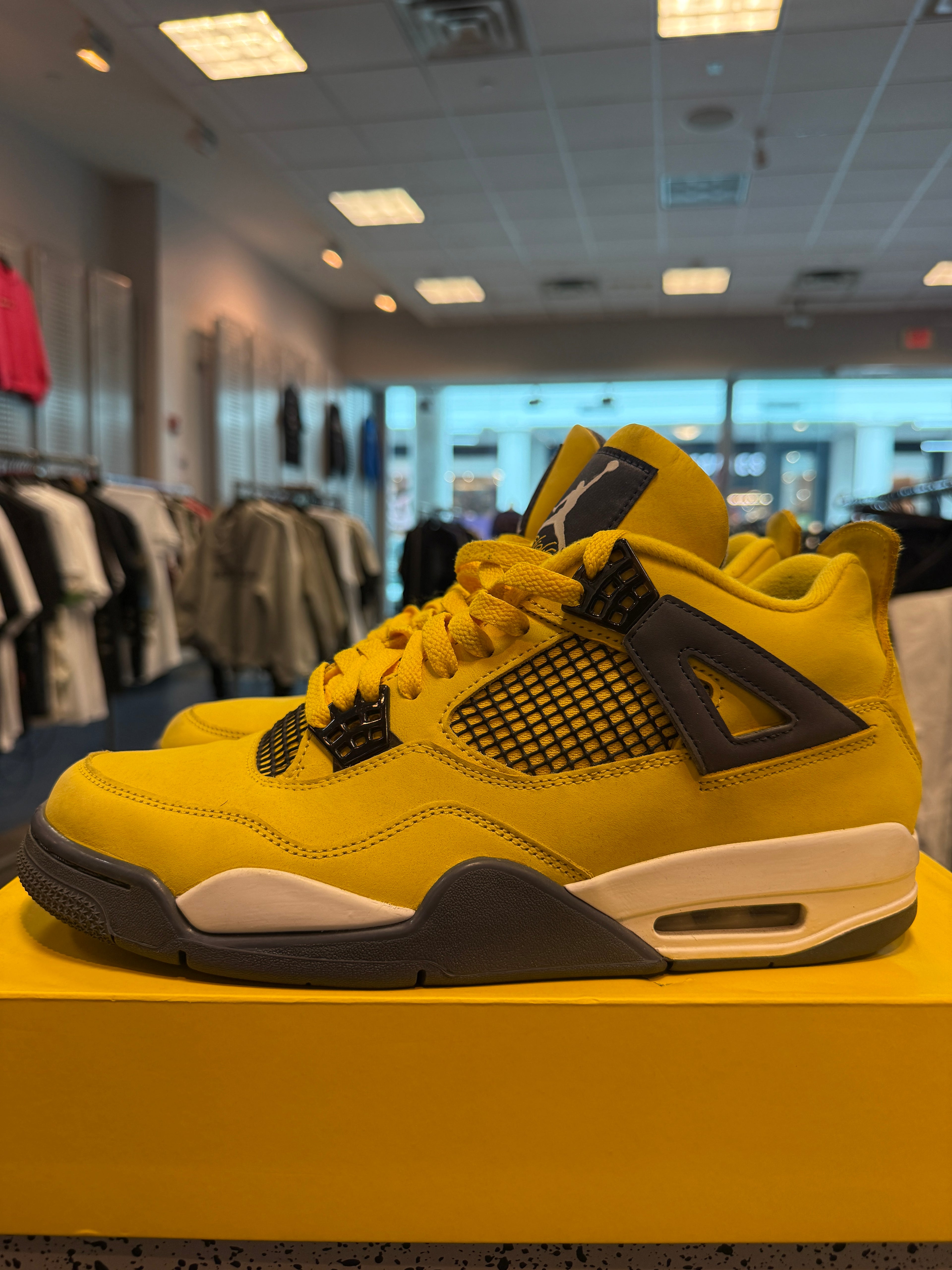 Jordan 4 Retro "Lightning" Size 11 Preowned