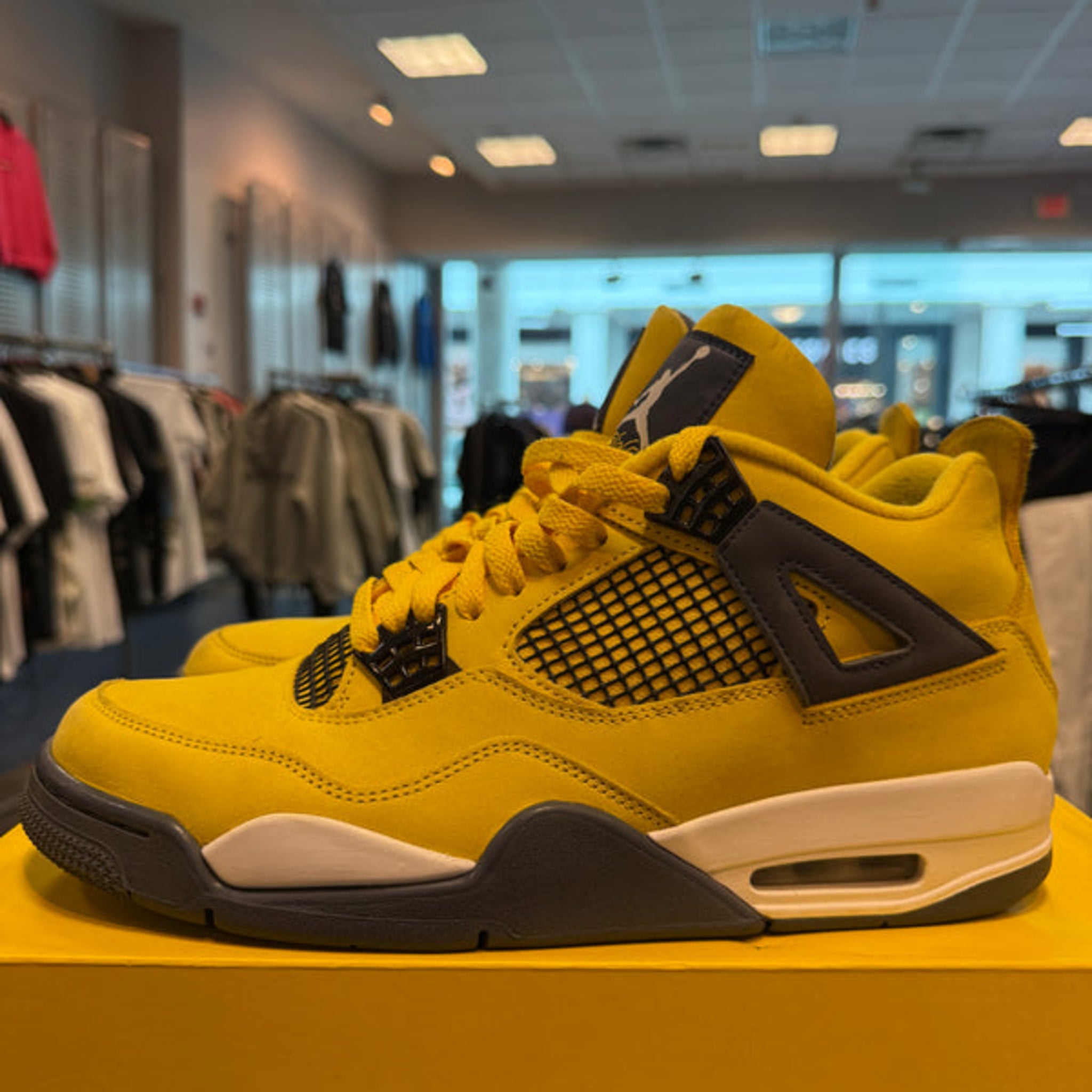 Jordan 4 Retro "Lightning" Size 11 Preowned