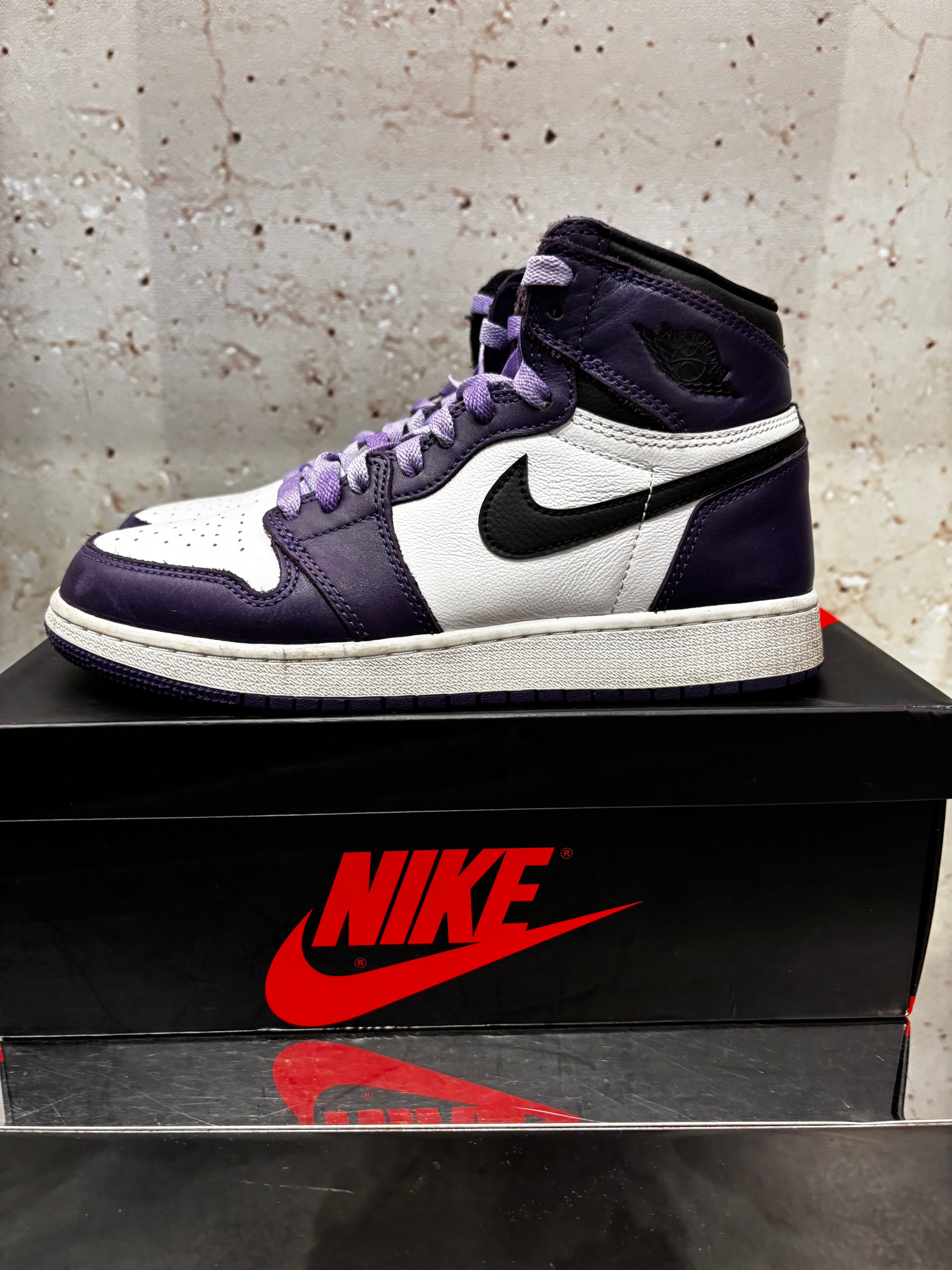 Jordan 1 High "Court Purple" Size 6Y Preowned