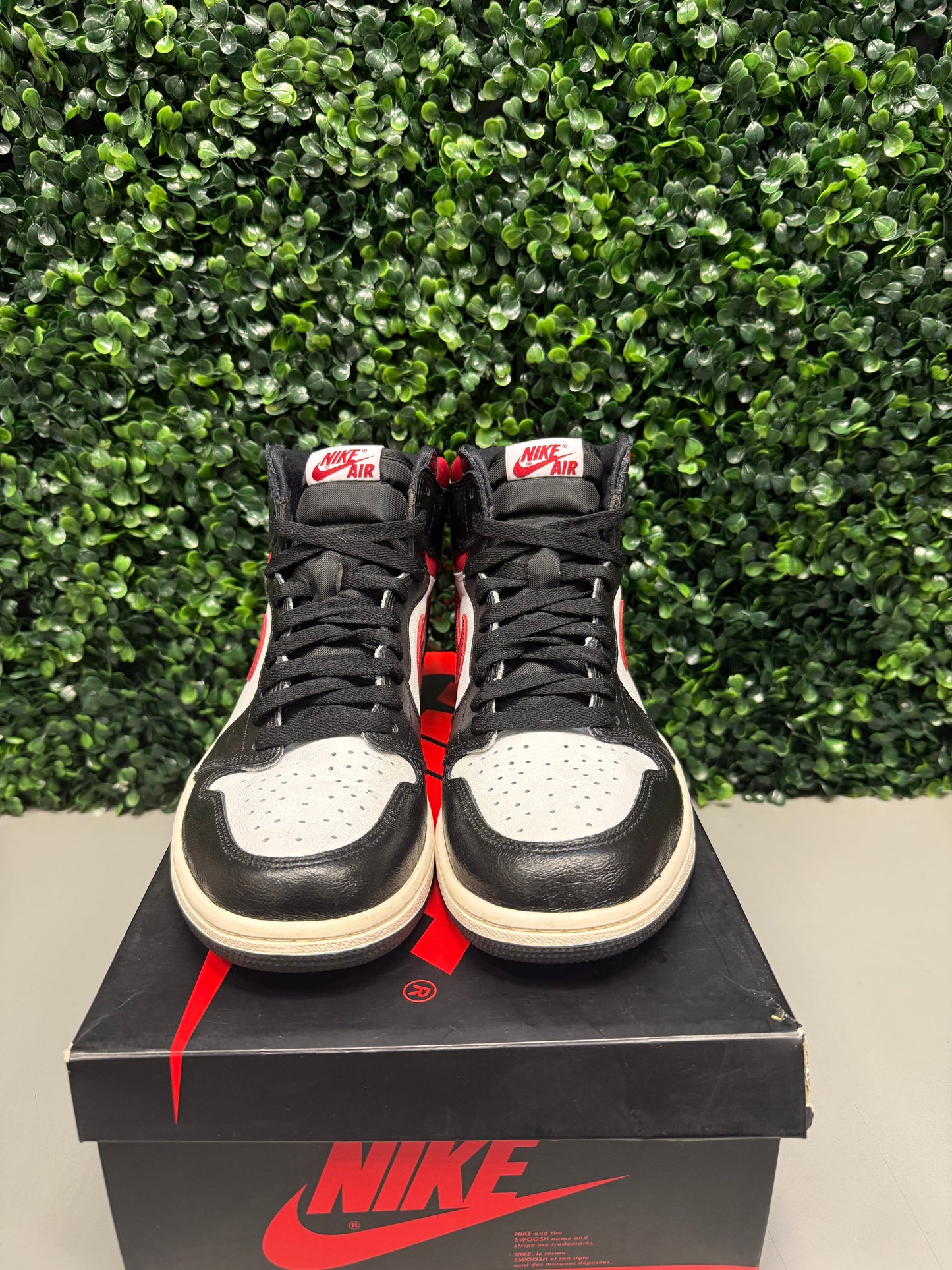 Jordan 1 Retro High "Black Gym Red" Size 8.5 Preowned