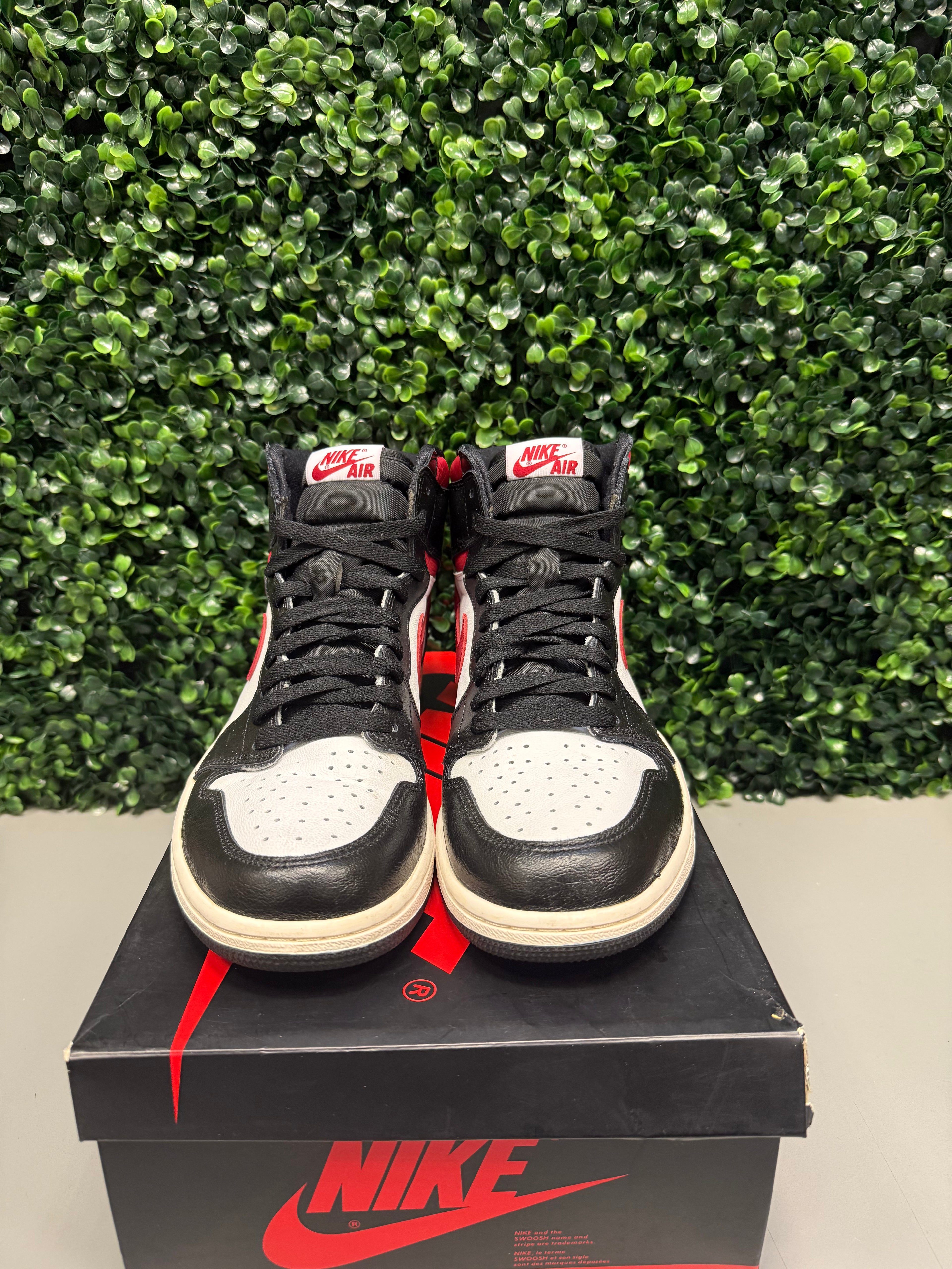 Jordan 1 Retro High "Black Gym Red" Size 8.5 Preowned