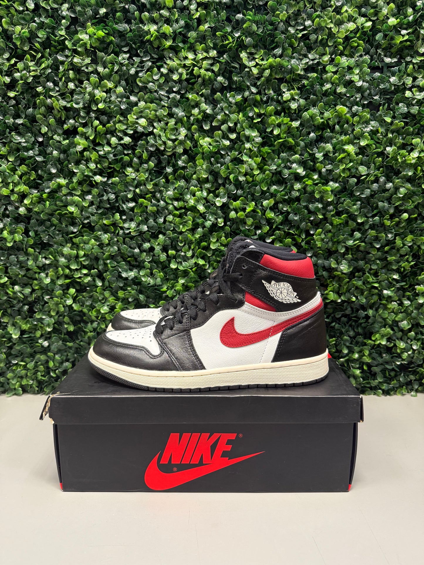 Jordan 1 Retro High "Black Gym Red" Size 8.5 Preowned