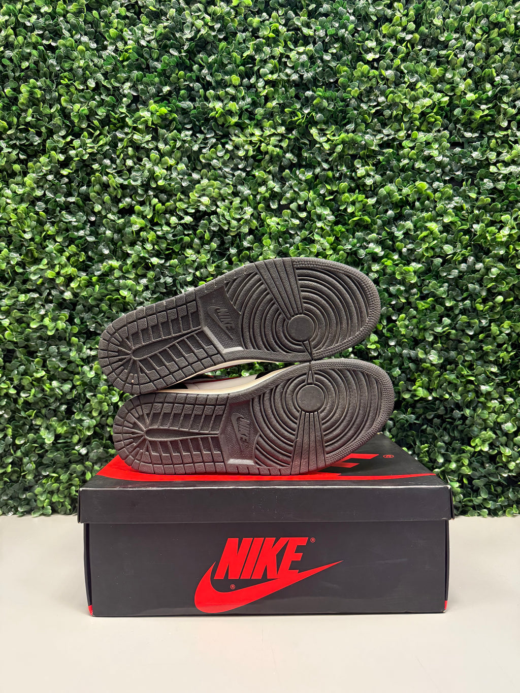 Jordan 1 Retro High "Black Gym Red" Size 8.5 Preowned