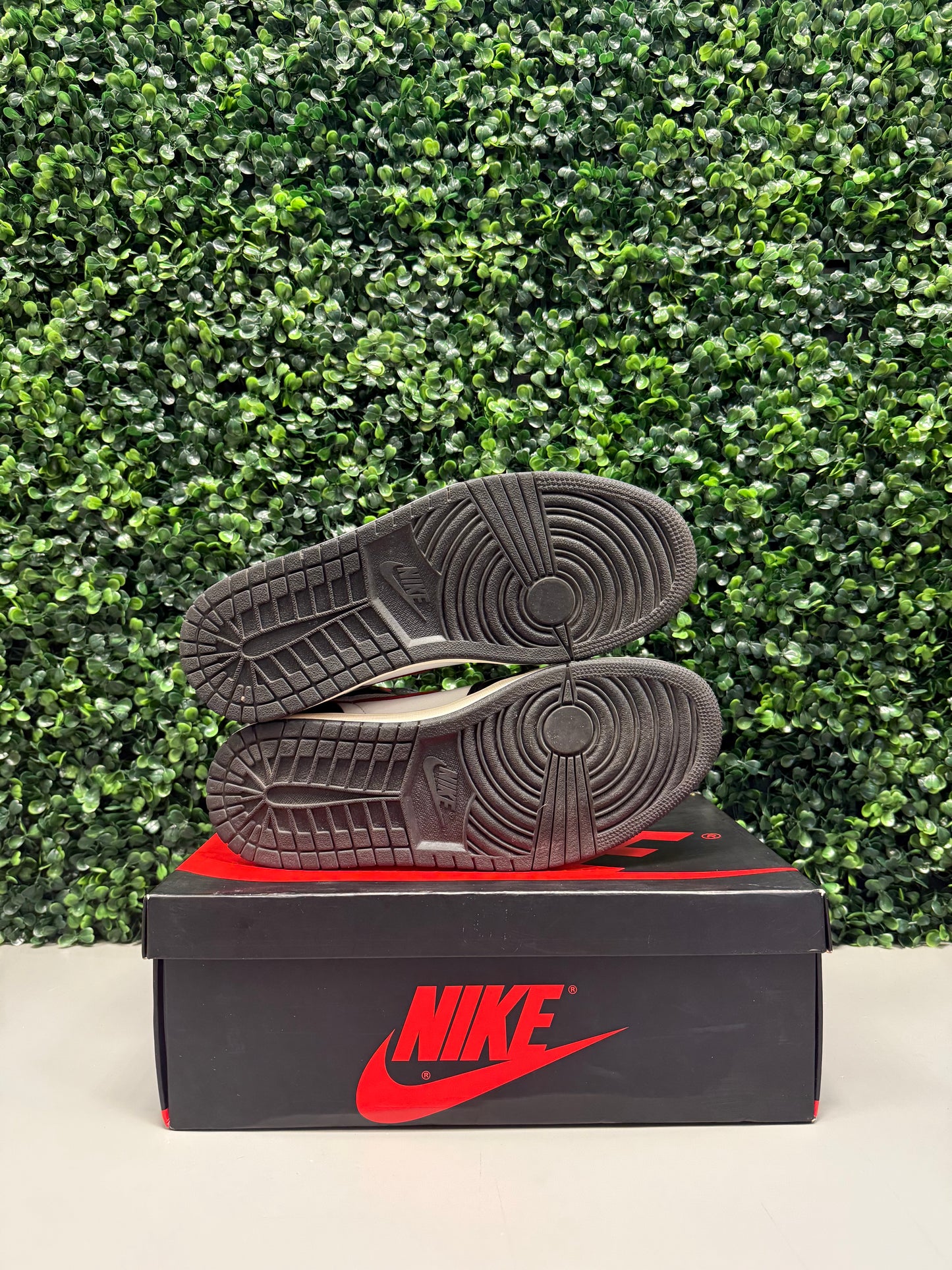 Jordan 1 Retro High "Black Gym Red" Size 8.5 Preowned