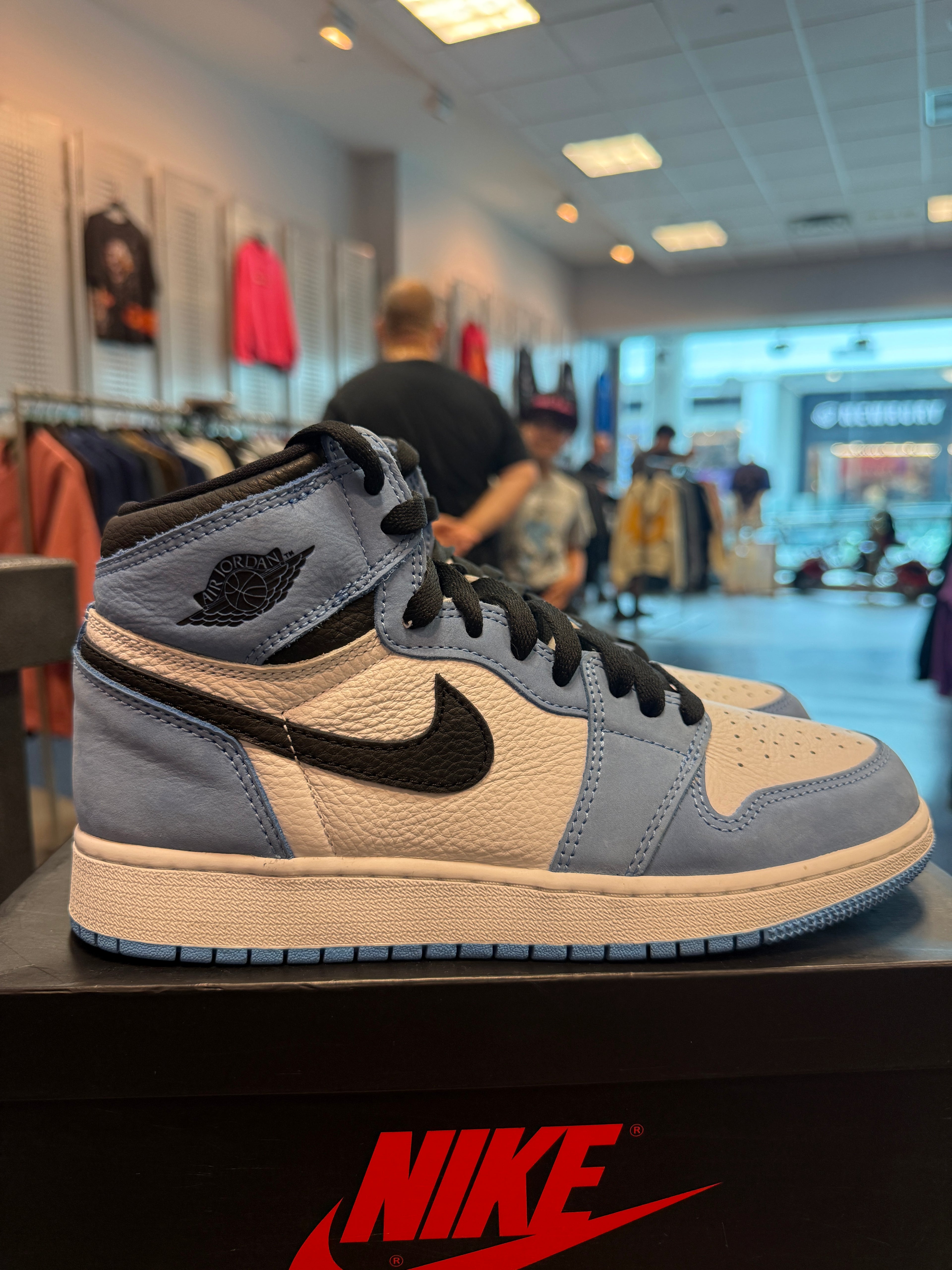 Jordan 1 Retro High OG University Blue (GS) Size 7Y Preowned