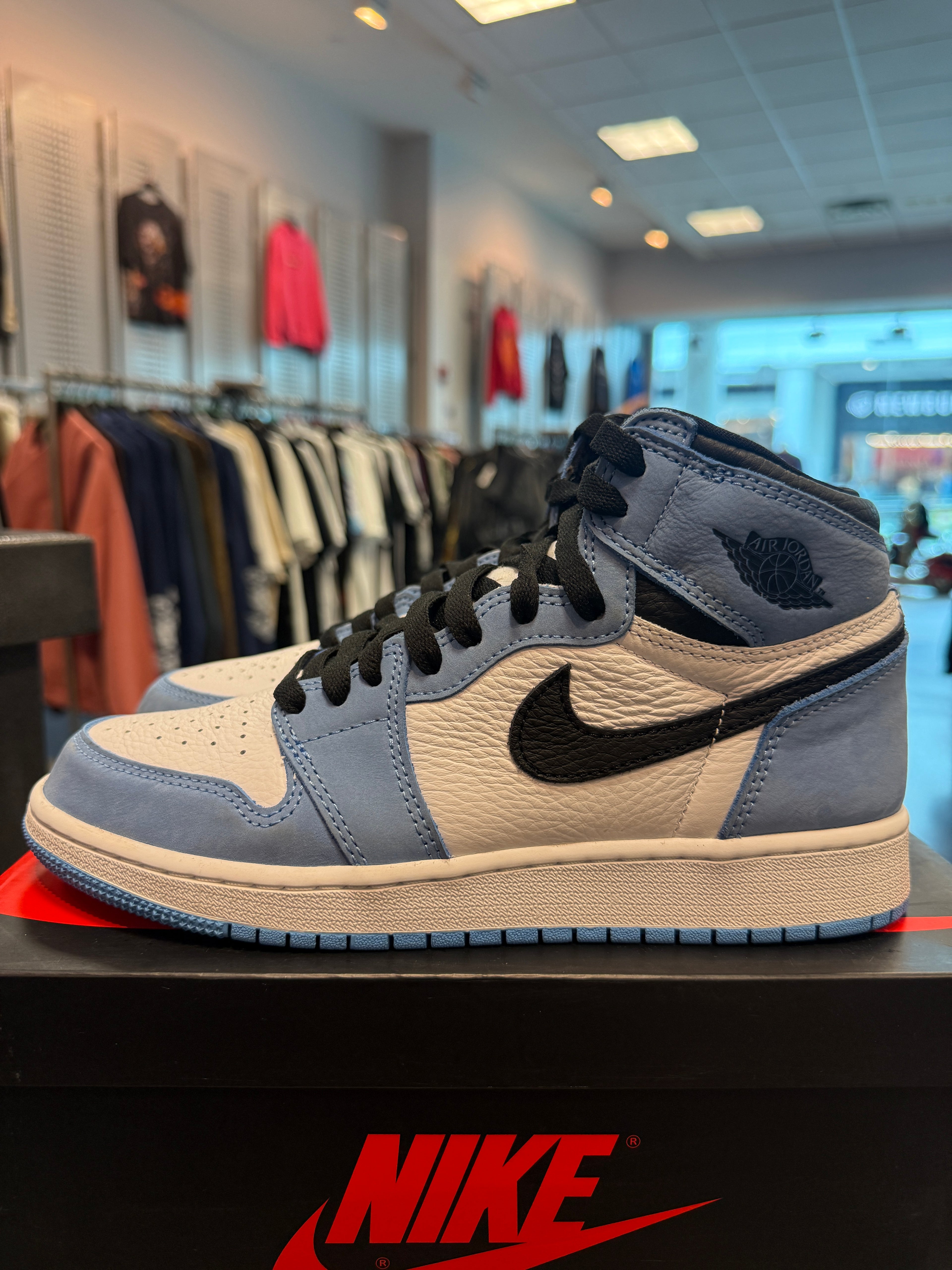 Jordan 1 Retro High OG University Blue (GS) Size 7Y Preowned