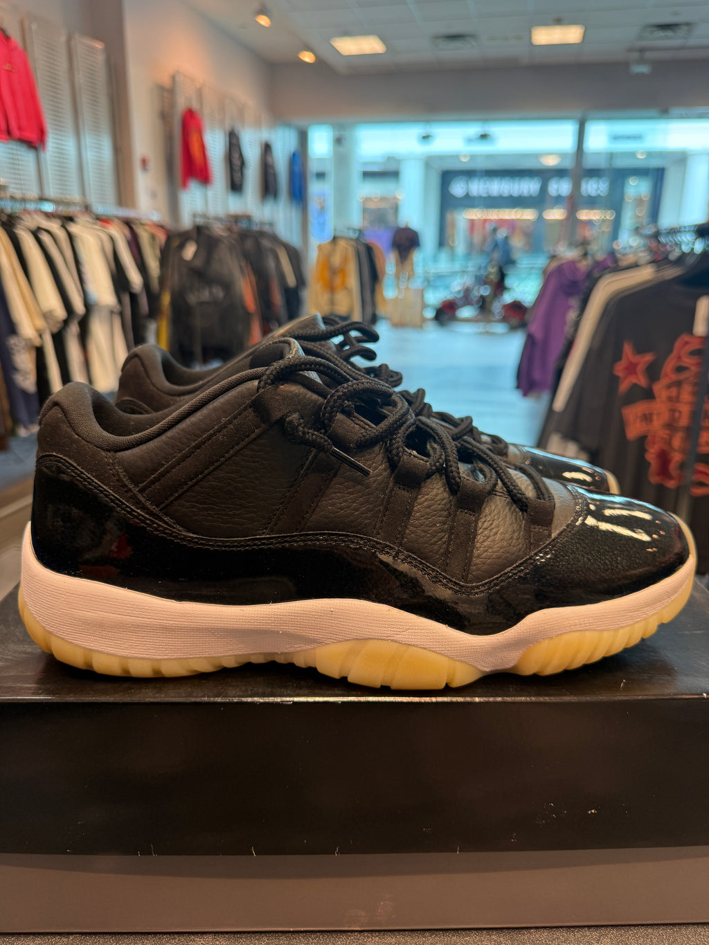 Jordan 11 Retro Low "72-10" Size 12.5M Preowned