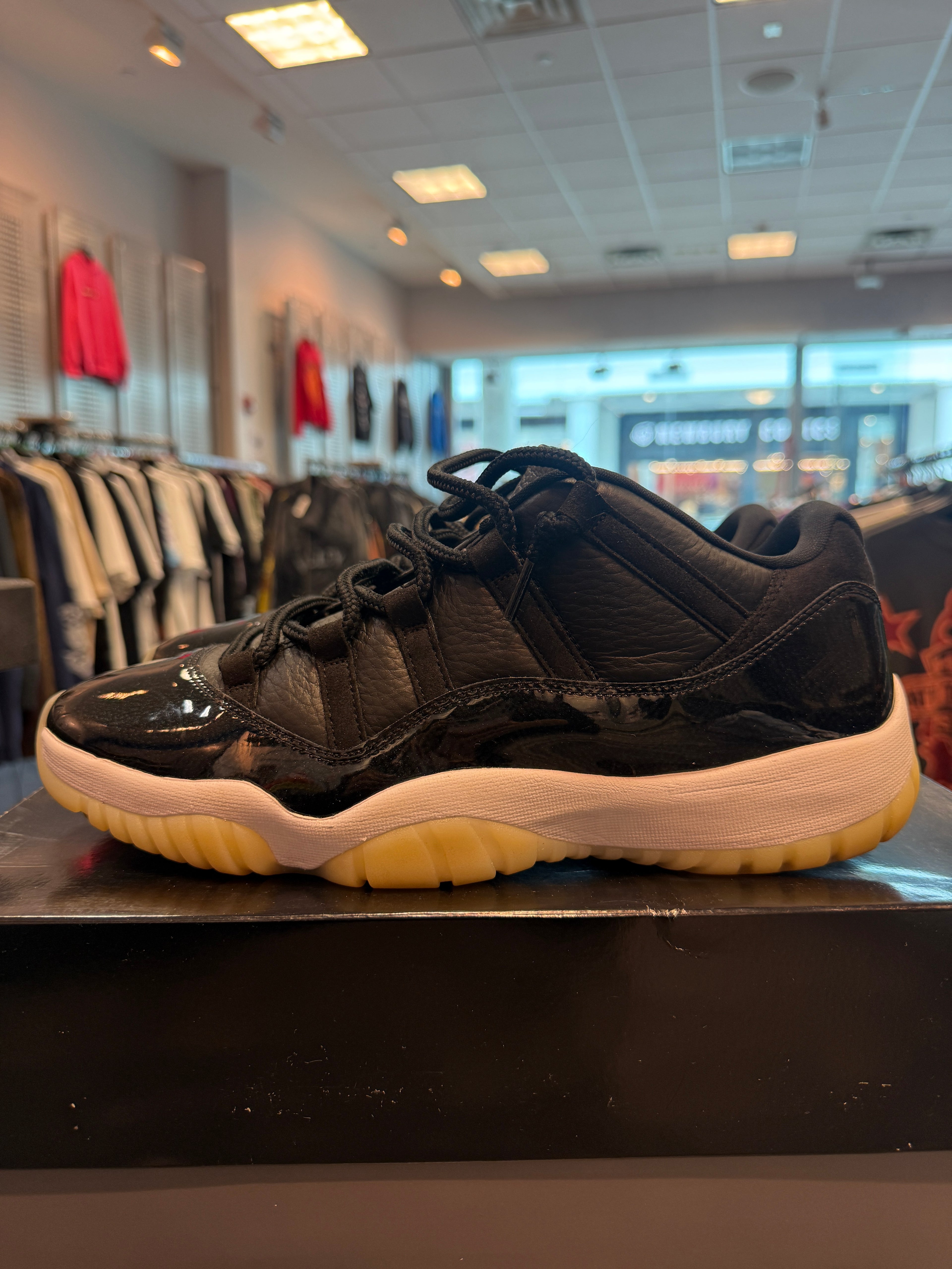 Jordan 11 Retro Low "72-10" Size 12.5M Preowned