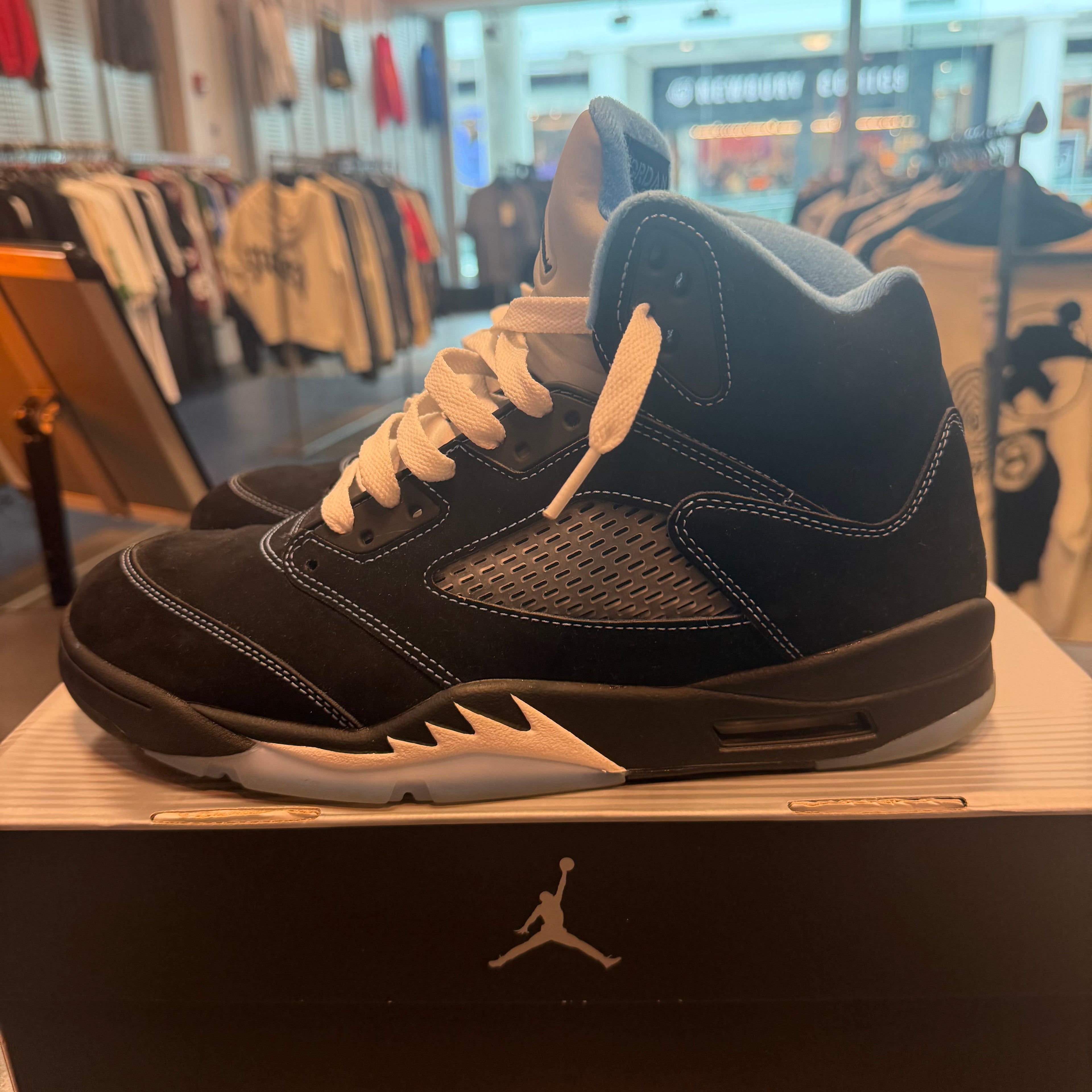 Jordan 5 Retro "Black University Blue" (2026) Size 11.5 Preowned