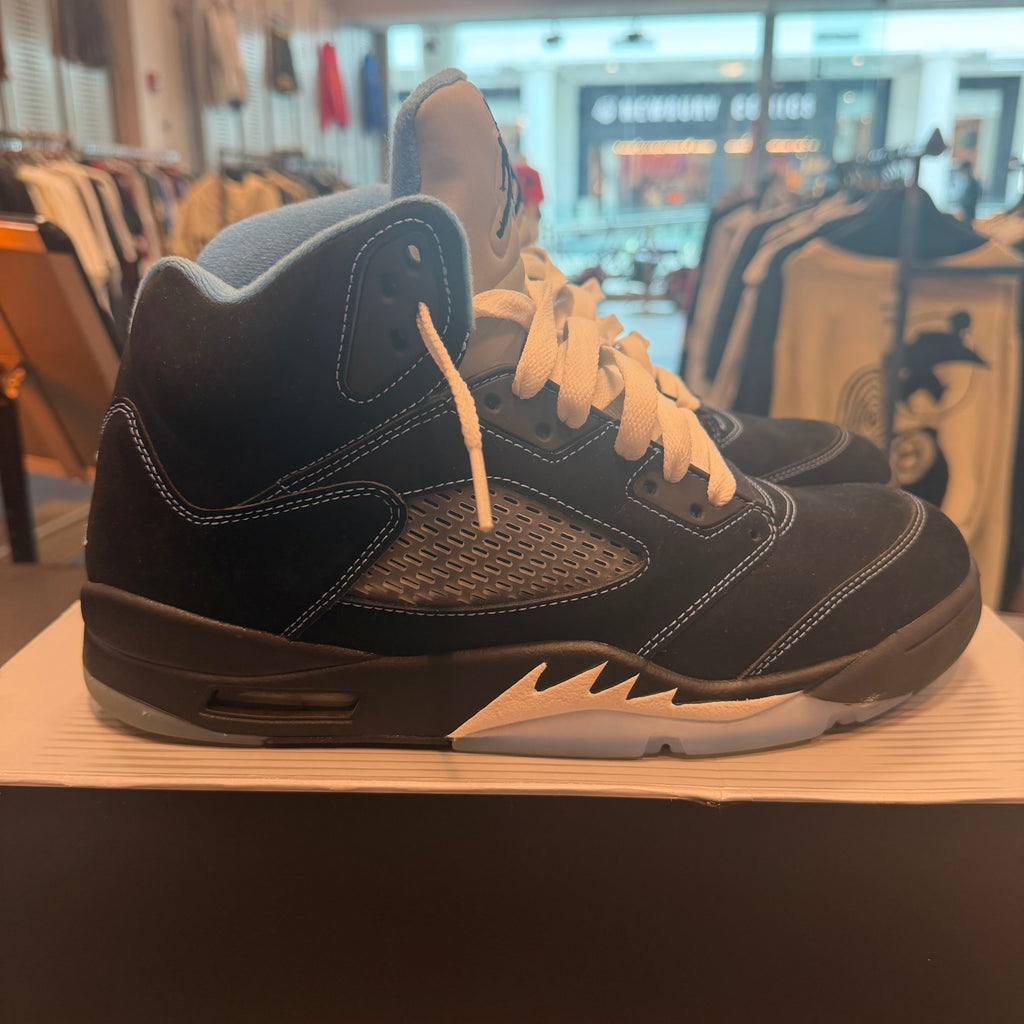 Jordan 5 Retro "Black University Blue" (2026) Size 11.5 Preowned