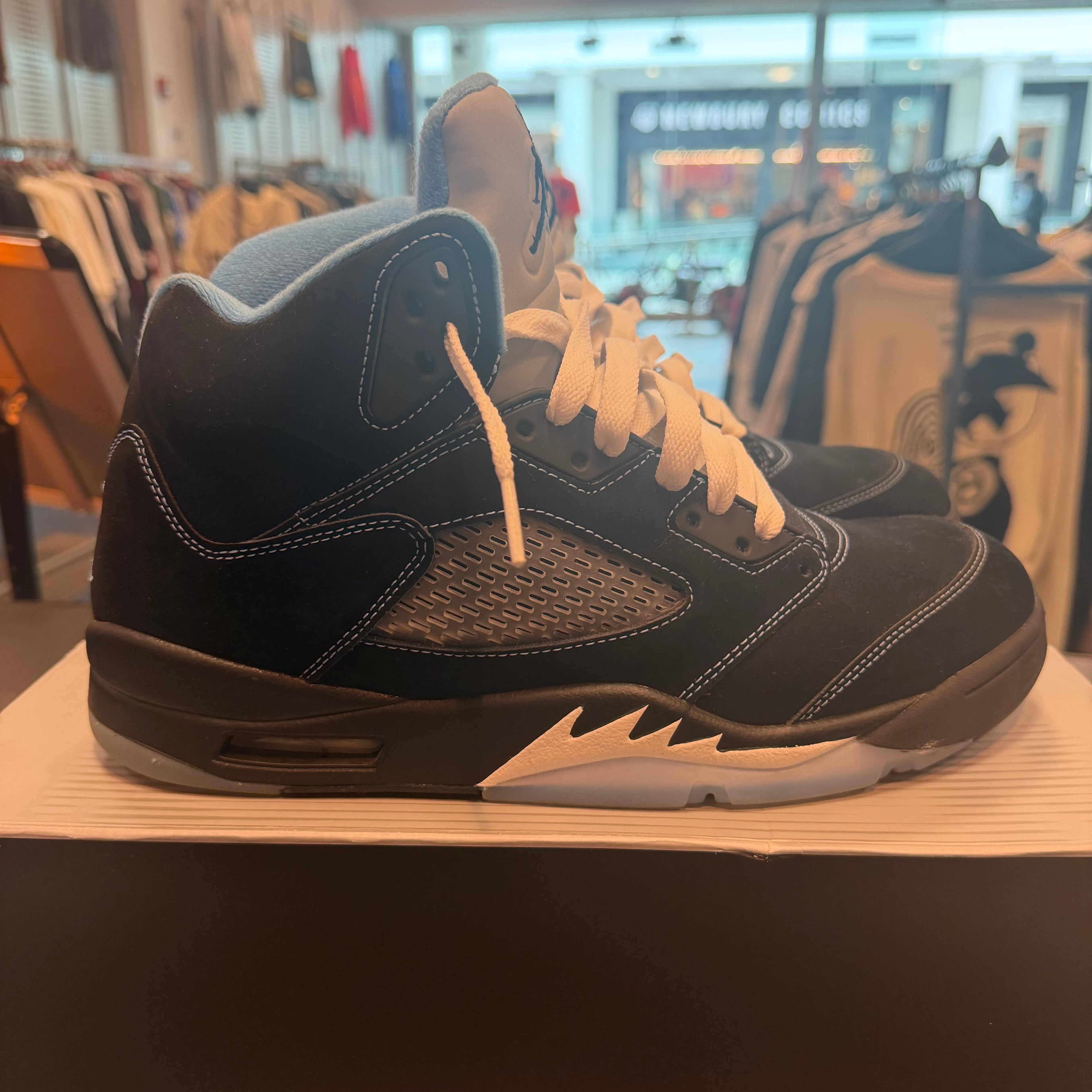 Jordan 5 Retro "Black University Blue" (2026) Size 11.5 Preowned