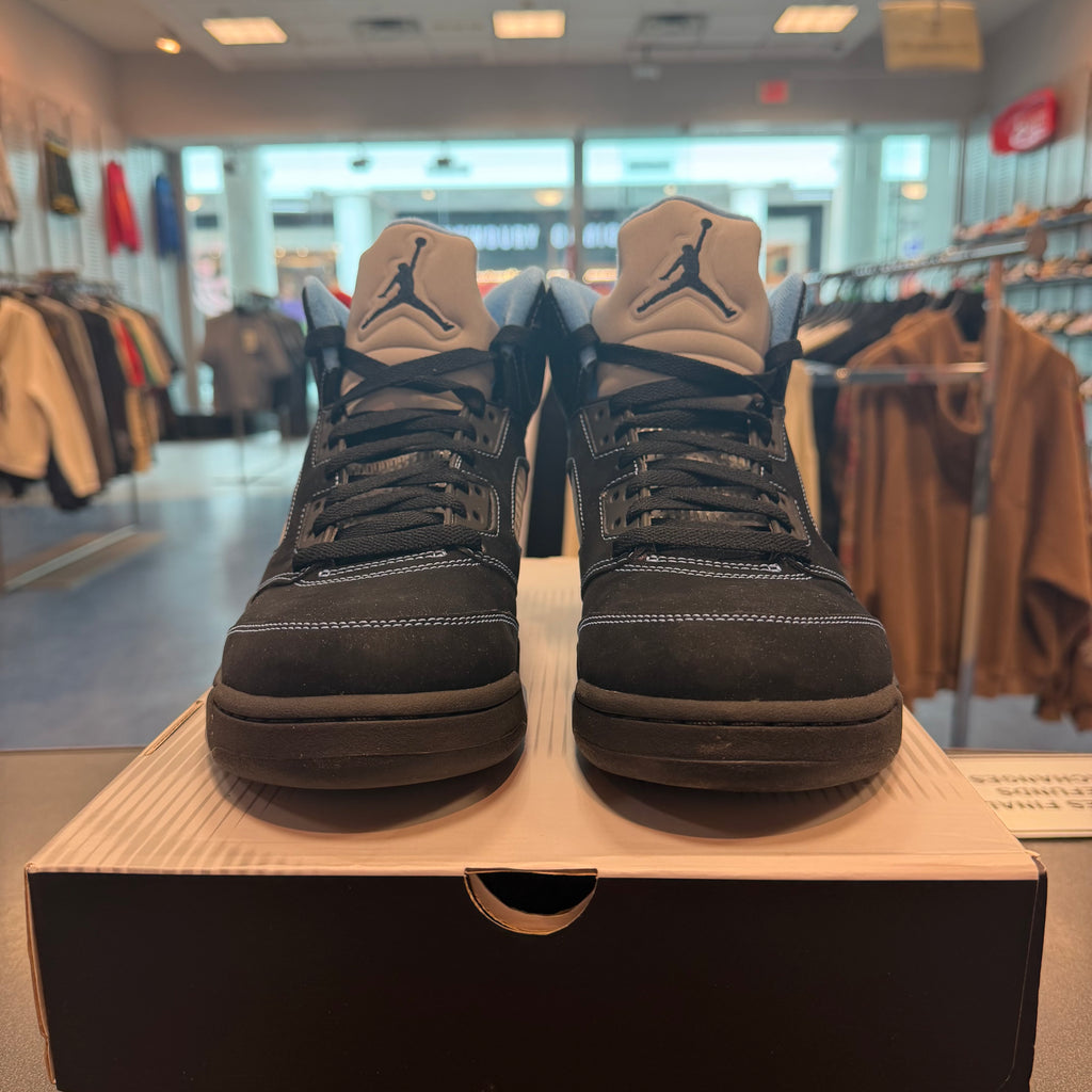 Jordan 5 Retro "Black University Blue" (2026) Size 8.5M Preowned