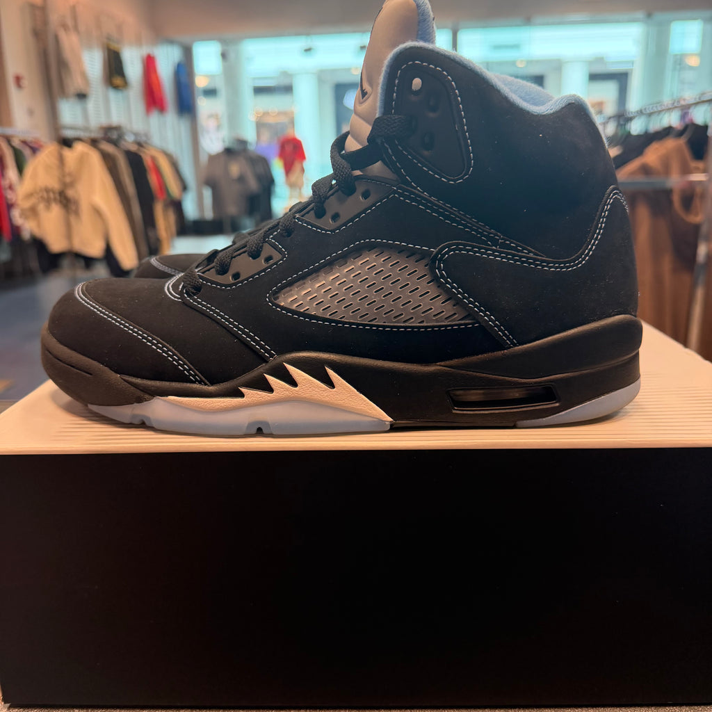 Jordan 5 Retro "Black University Blue" (2026) Size 8.5M Preowned