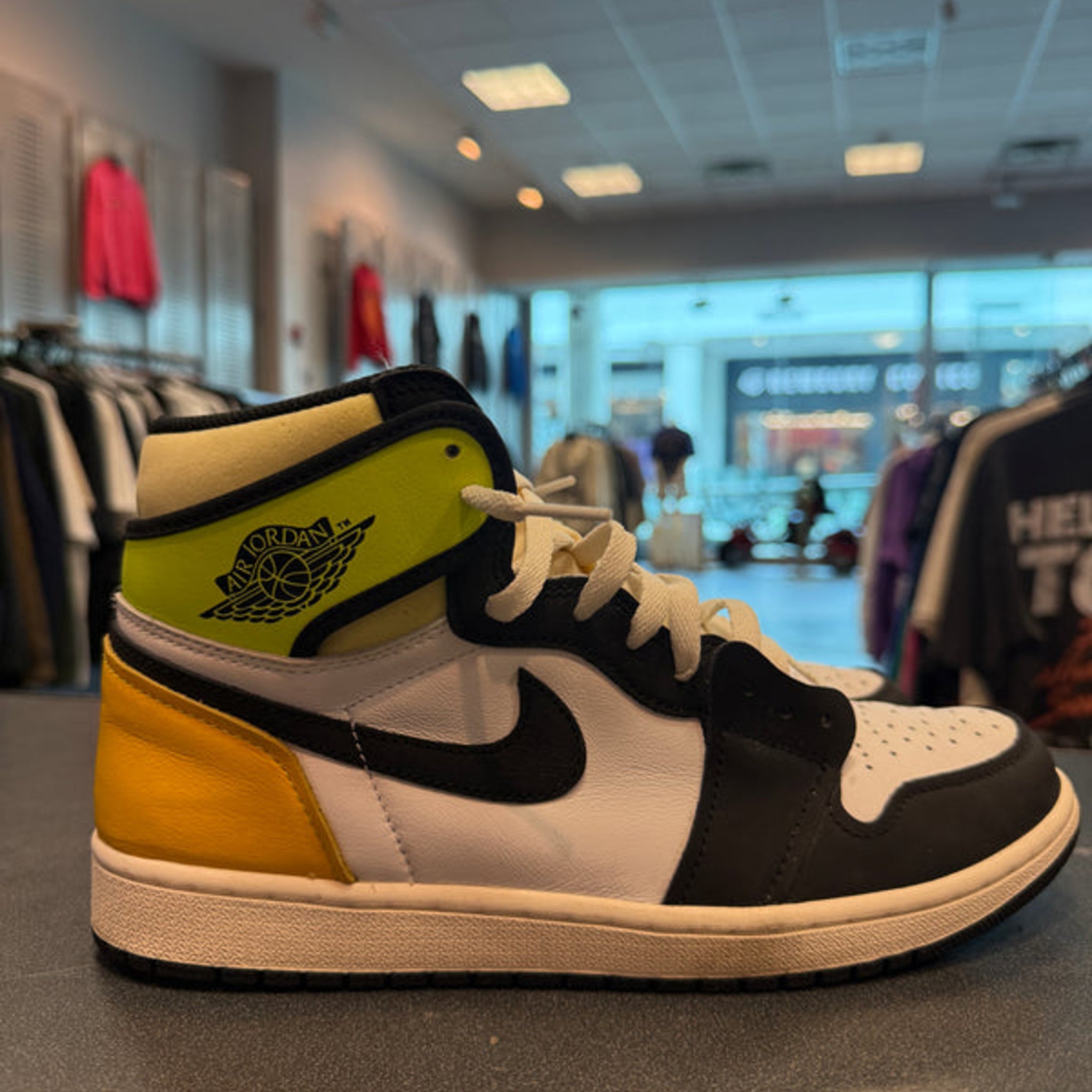 Jordan 1 Retro High "White Black Volt University Gold" Size 10.5M Preowned (NO BOX)