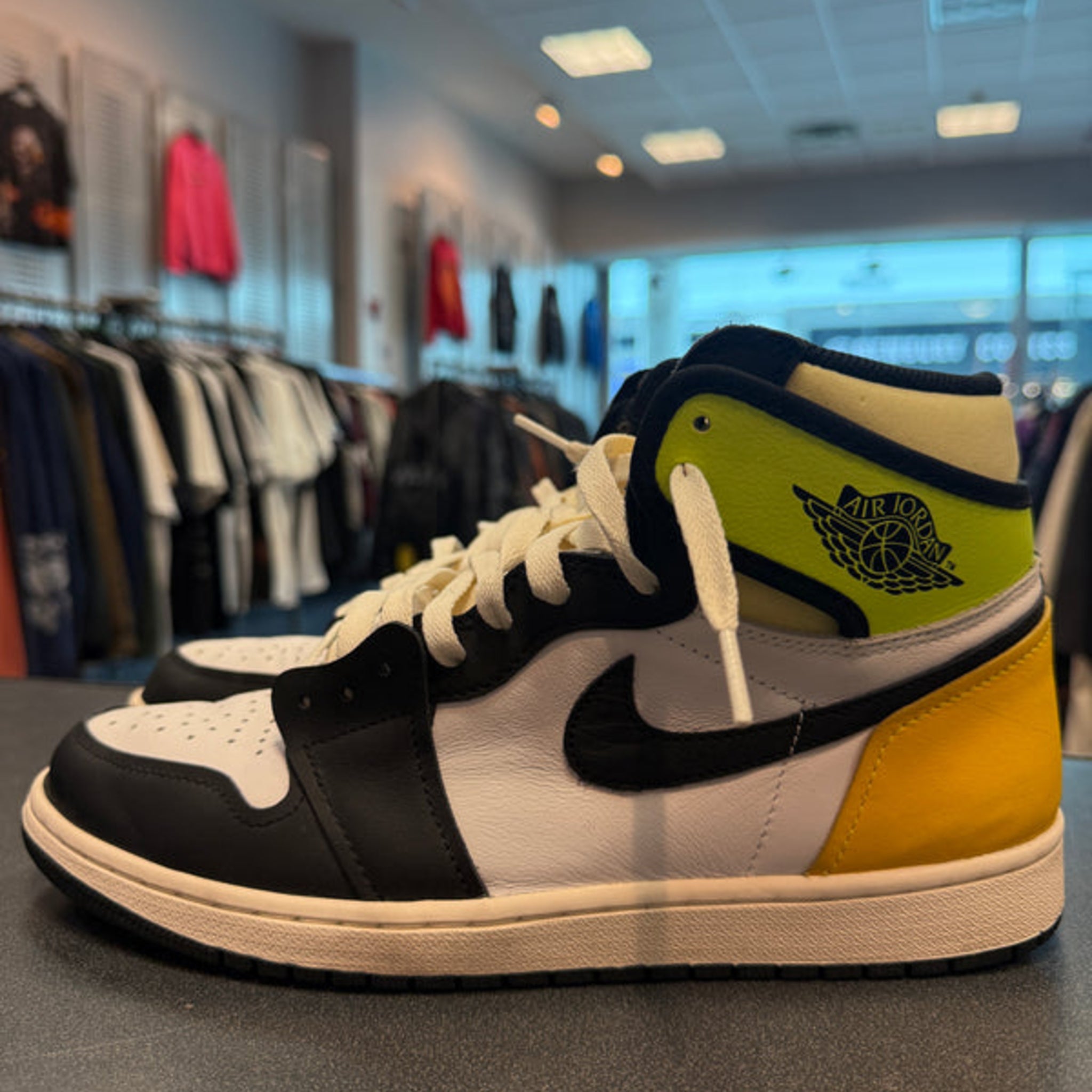 Jordan 1 Retro High "White Black Volt University Gold" Size 10.5M Preowned (NO BOX)