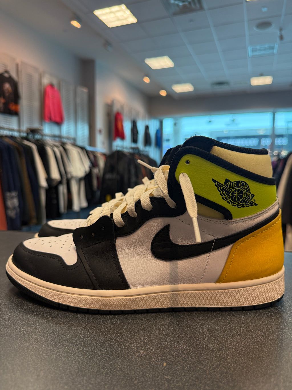 Jordan 1 Retro High "White Black Volt University Gold" Size 10.5M Preowned (NO BOX)
