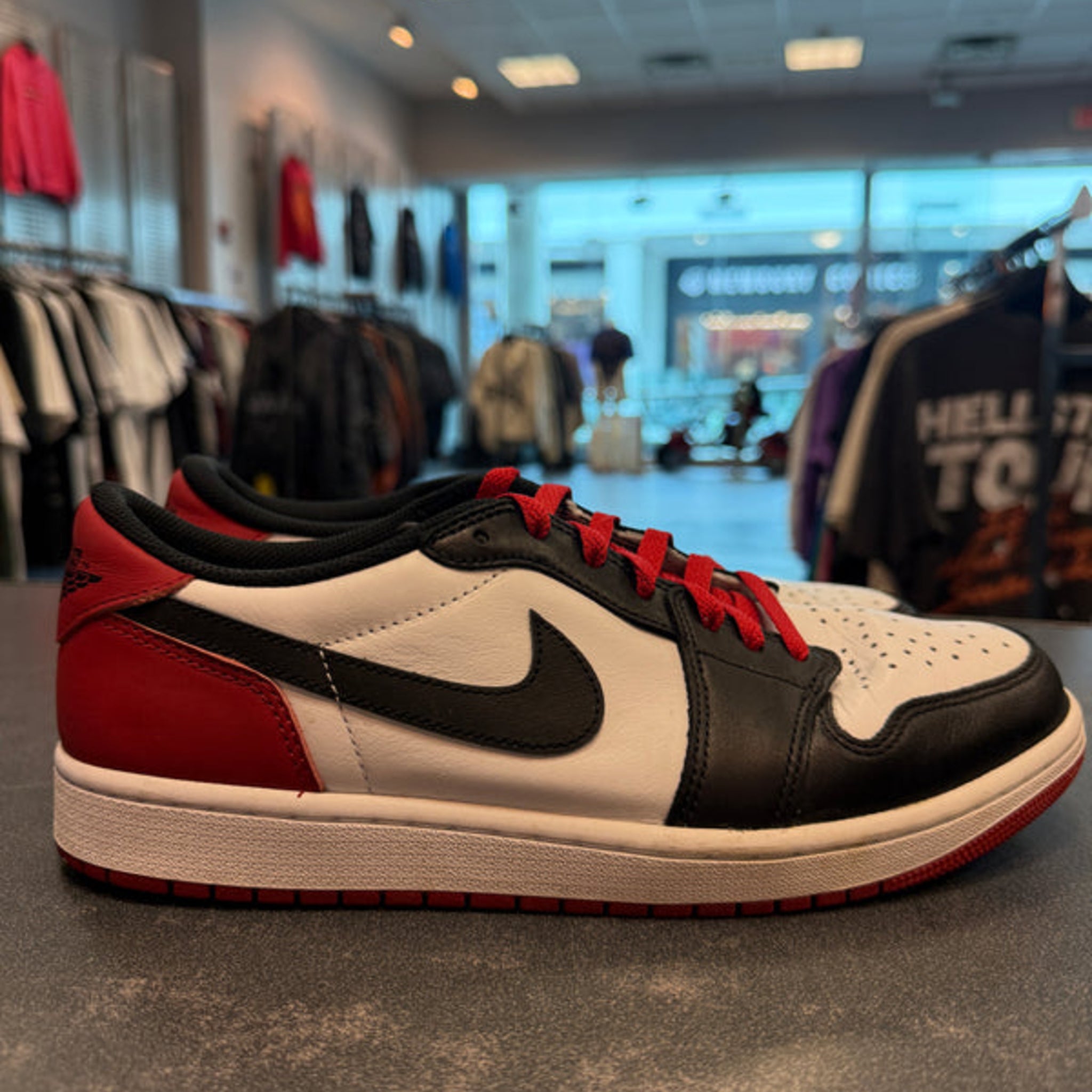 Jordan 1 Retro Low OG "Black Toe" (2023) Size 10M Preowned (NO BOX)