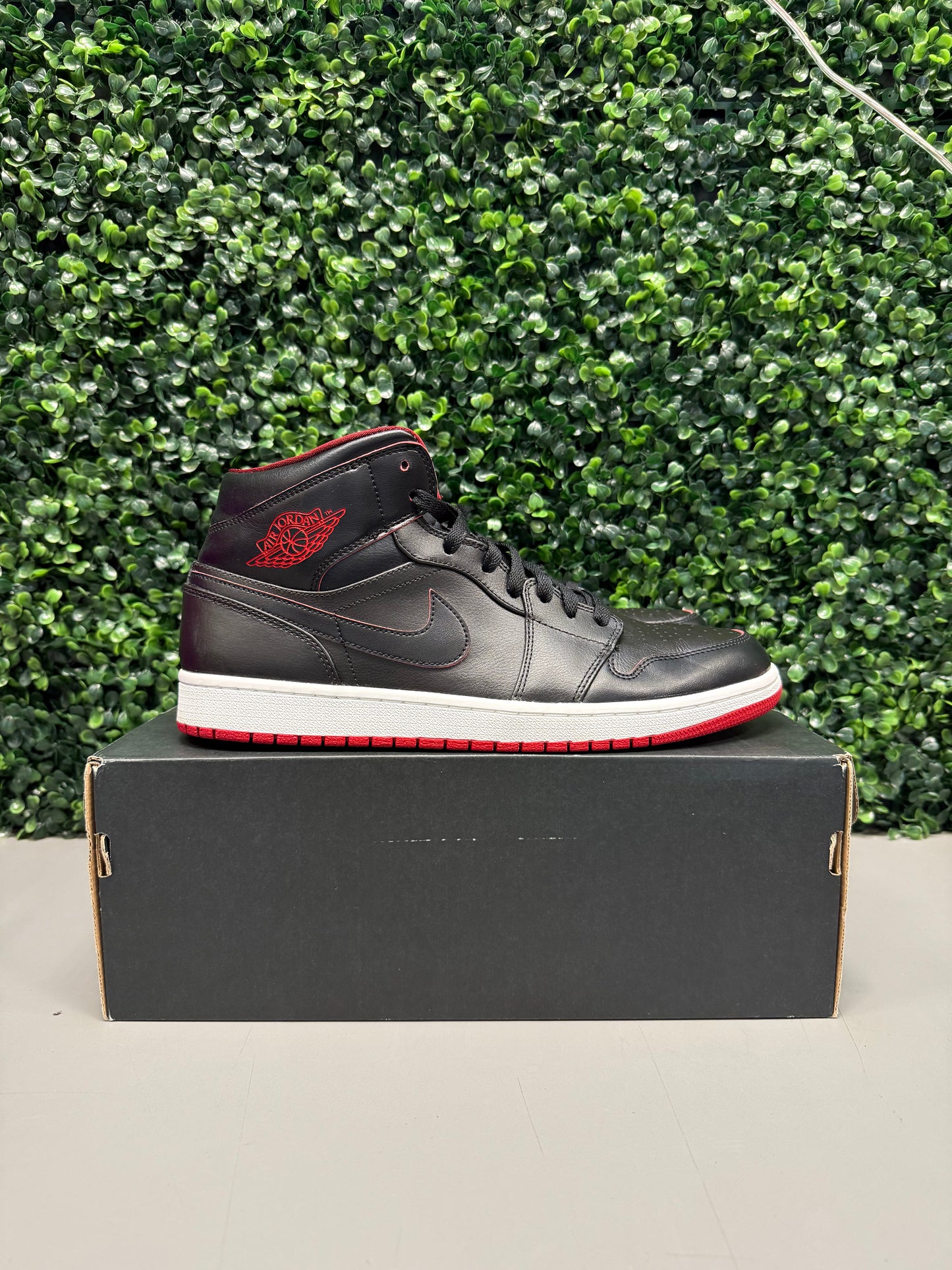 Jordan 1 Retro Mid "Black Red White" Size 11.5 Preowned