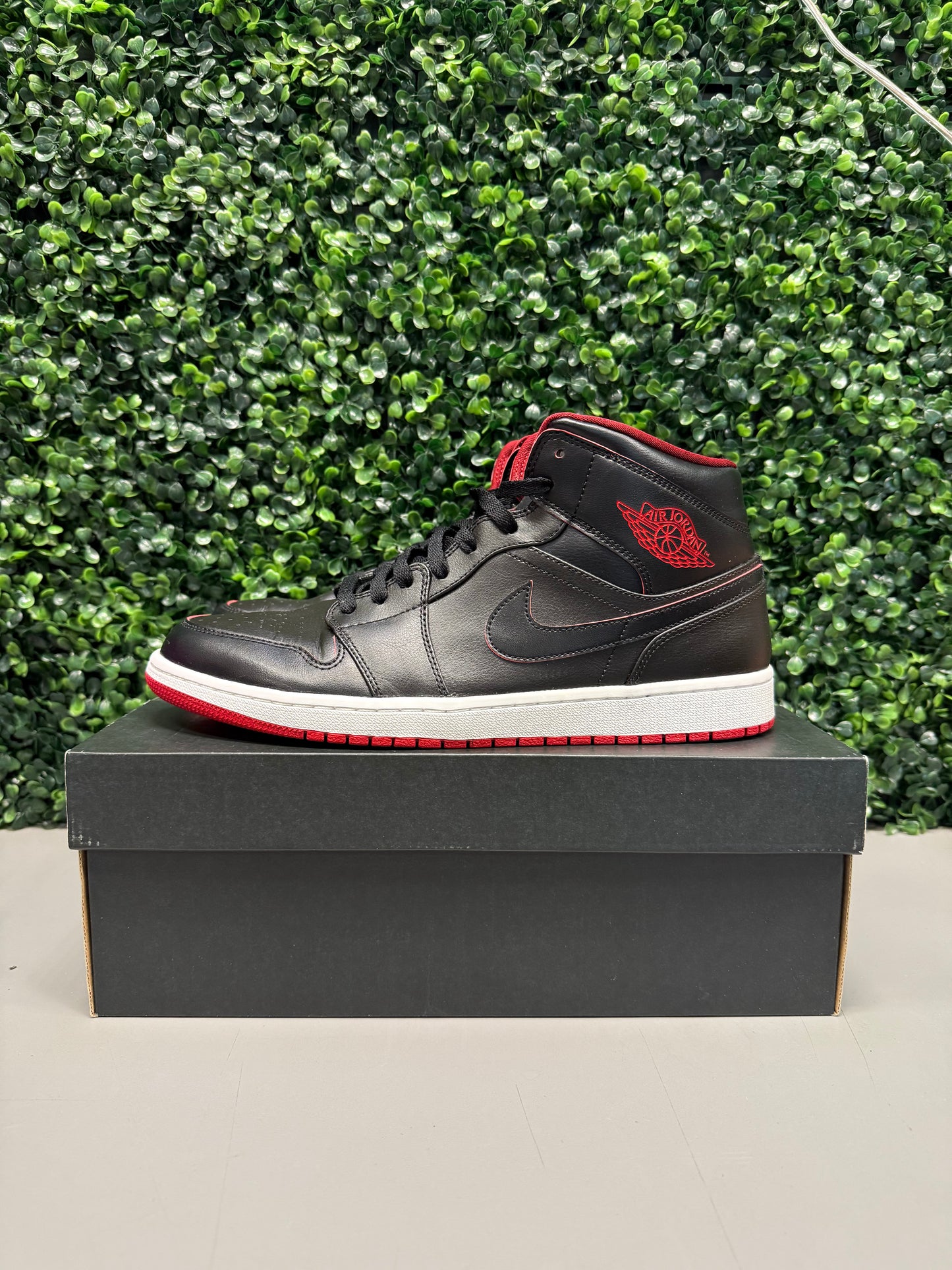 Jordan 1 Retro Mid "Black Red White" Size 11.5 Preowned