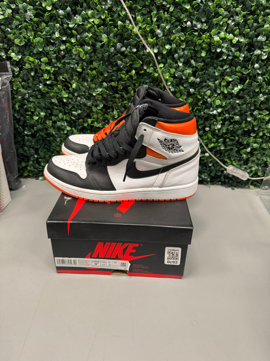 Jordan 1 Retro "High Electro Orange" Size 9.5 Preowned