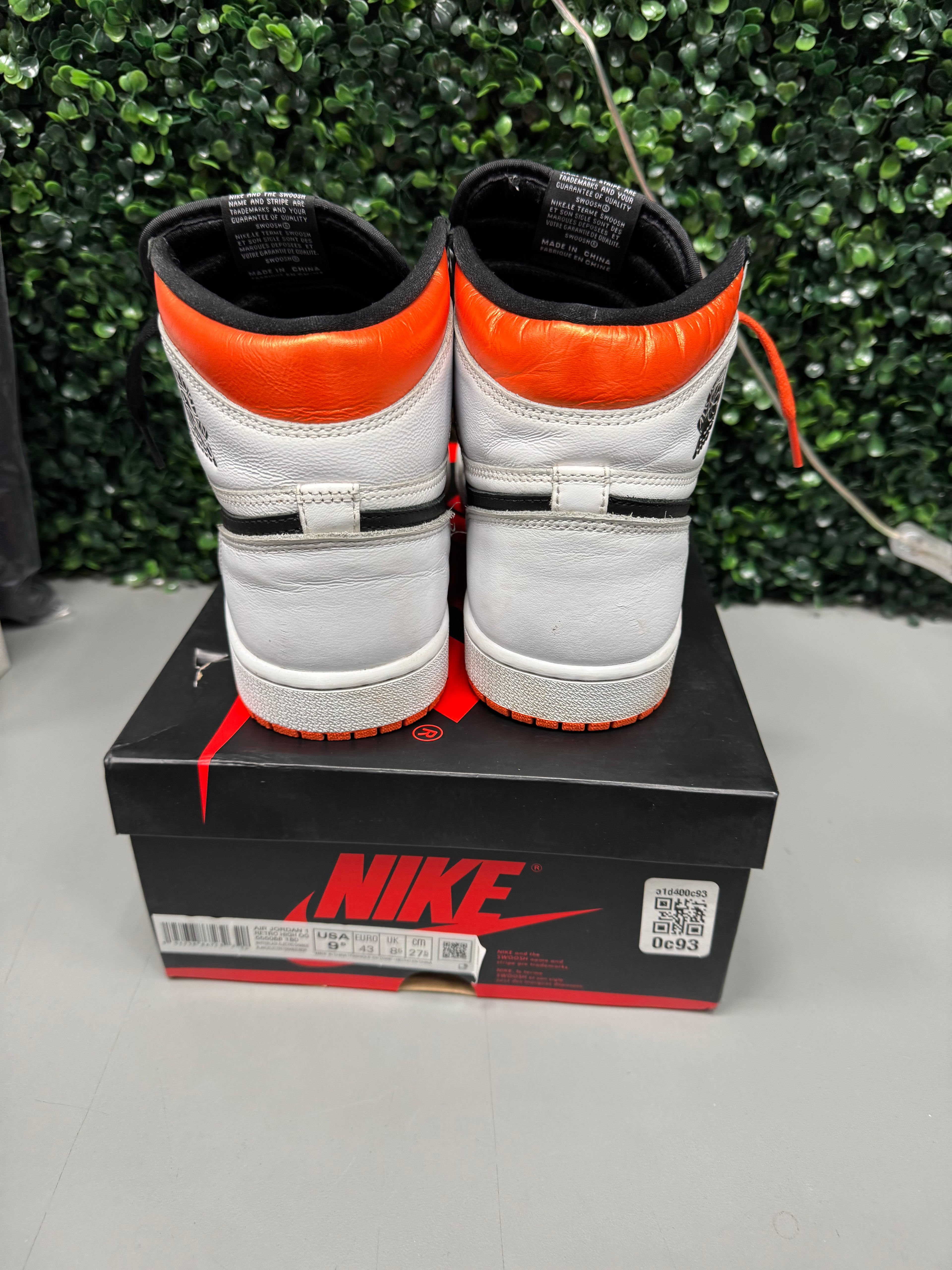 Jordan 1 Retro "High Electro Orange" Size 9.5 Preowned