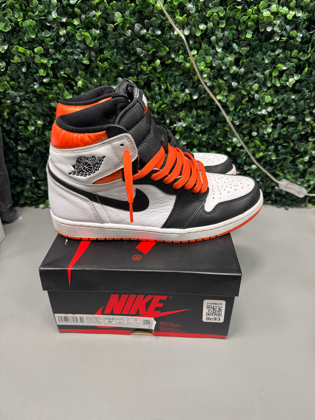 Jordan 1 Retro "High Electro Orange" Size 9.5 Preowned