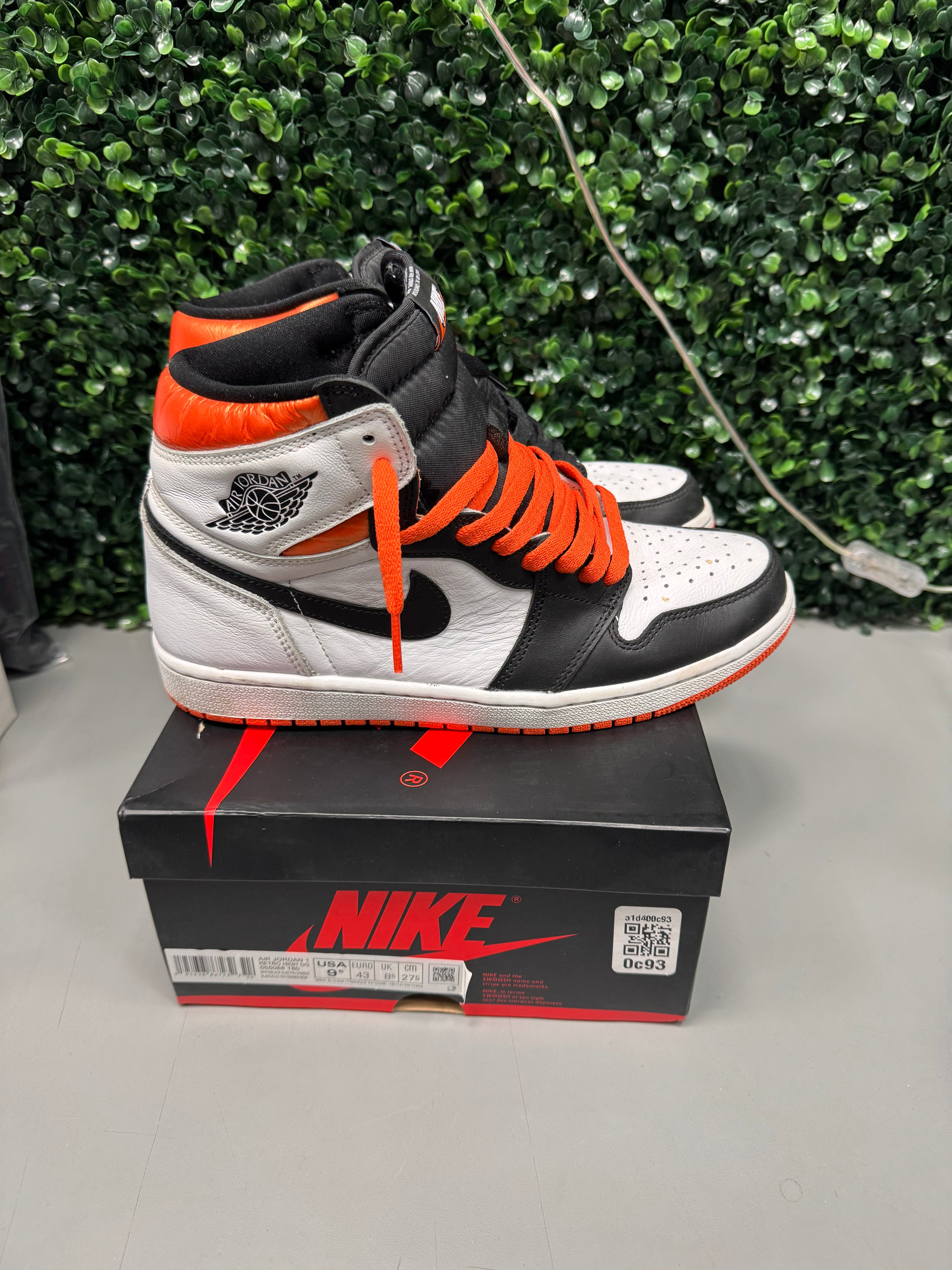 Jordan 1 Retro "High Electro Orange" Size 9.5 Preowned